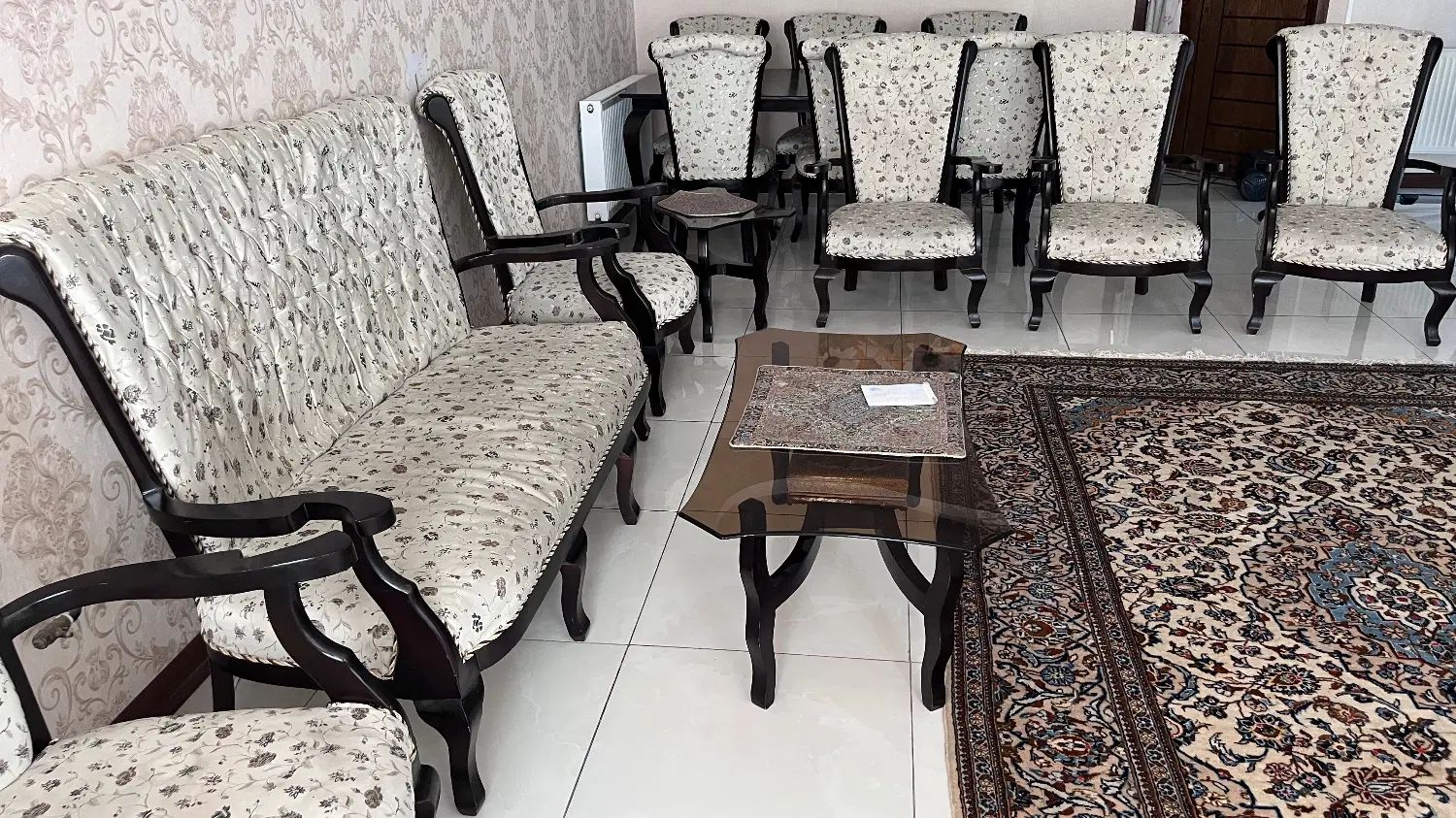 یک دست مبلمان نه نفره به همراه ناهار خوری شش نفره|مبلمان خانگی و میز عسلی|اصفهان, ملک|دیوار