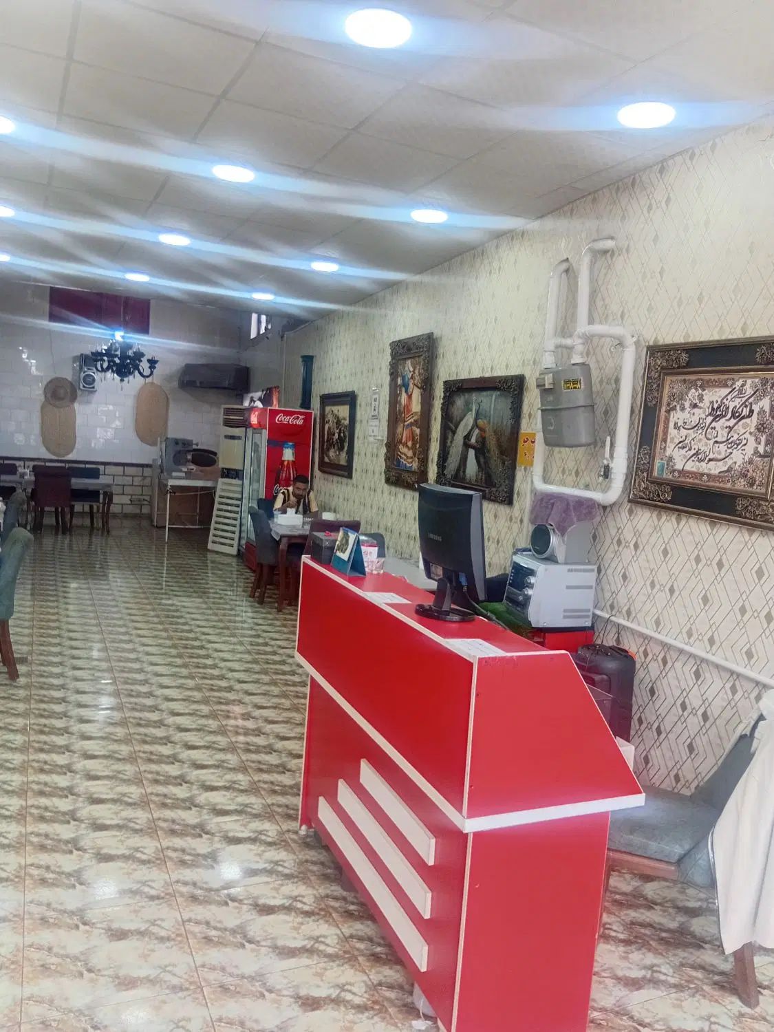 به نفر نیروی خانم یا آقا جهت صندوقداری و سالن دار|استخدام خدمات فروشگاه و رستوران|رشت, تازه آباد|دیوار