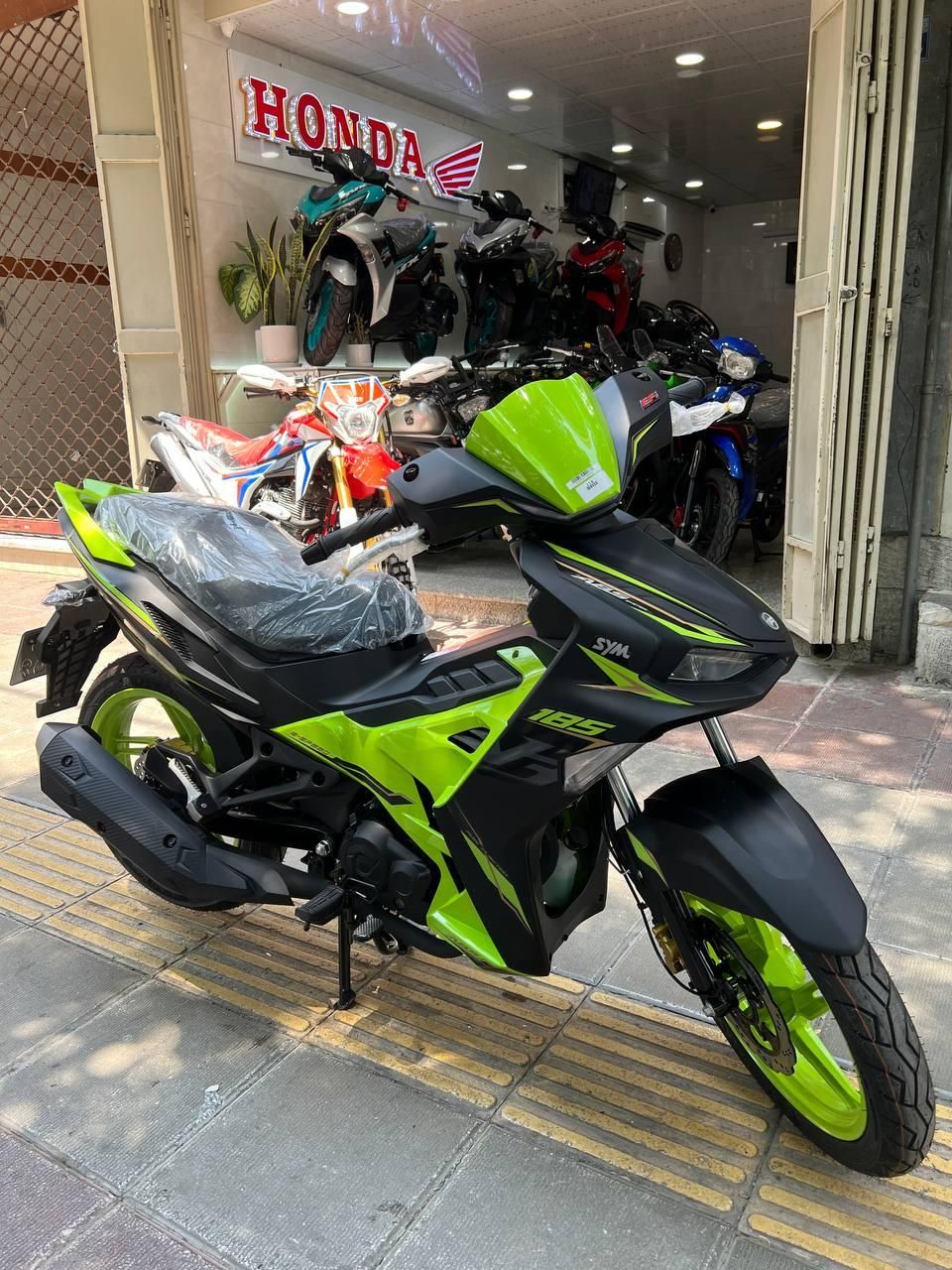 لاکی 185CC Vf3 مدل۱۴۰۴ وینر آپاچی بنلی ns RS|موتورسیکلت|اصفهان, لاله|دیوار