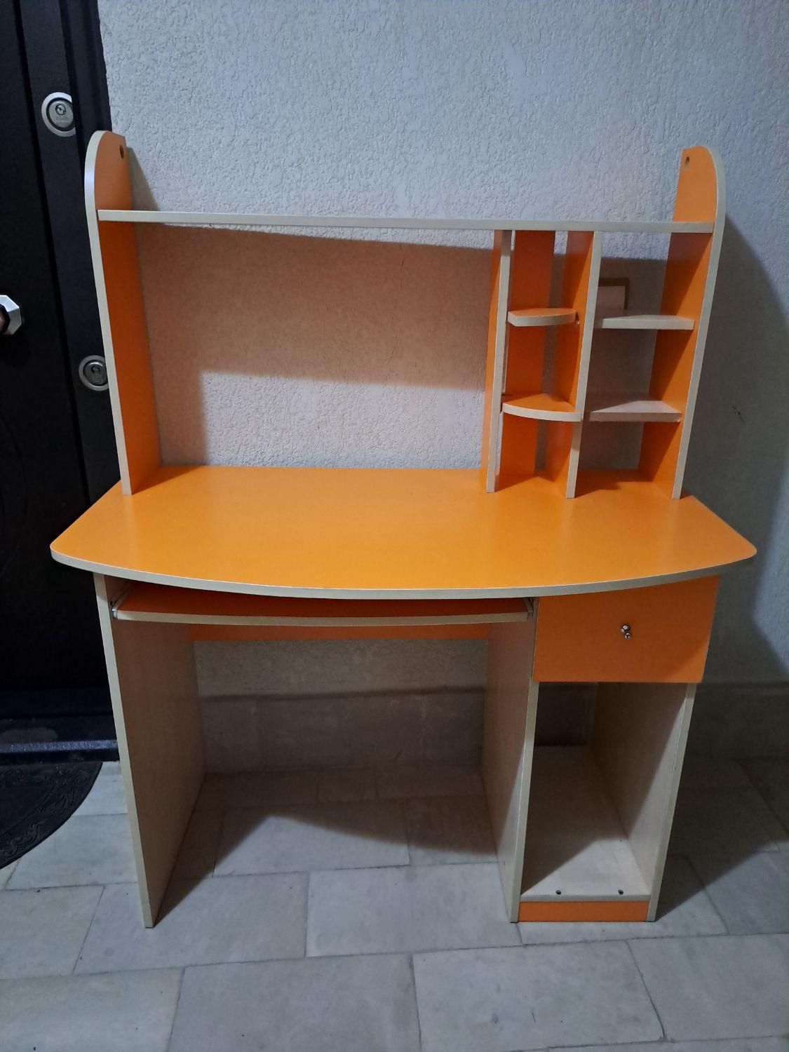 سرویس میز کامپیوتر به همراه کمد لباس و ویترین|میز تحریر و کامپیوتر|لاهیجان, شهید آوینی|دیوار