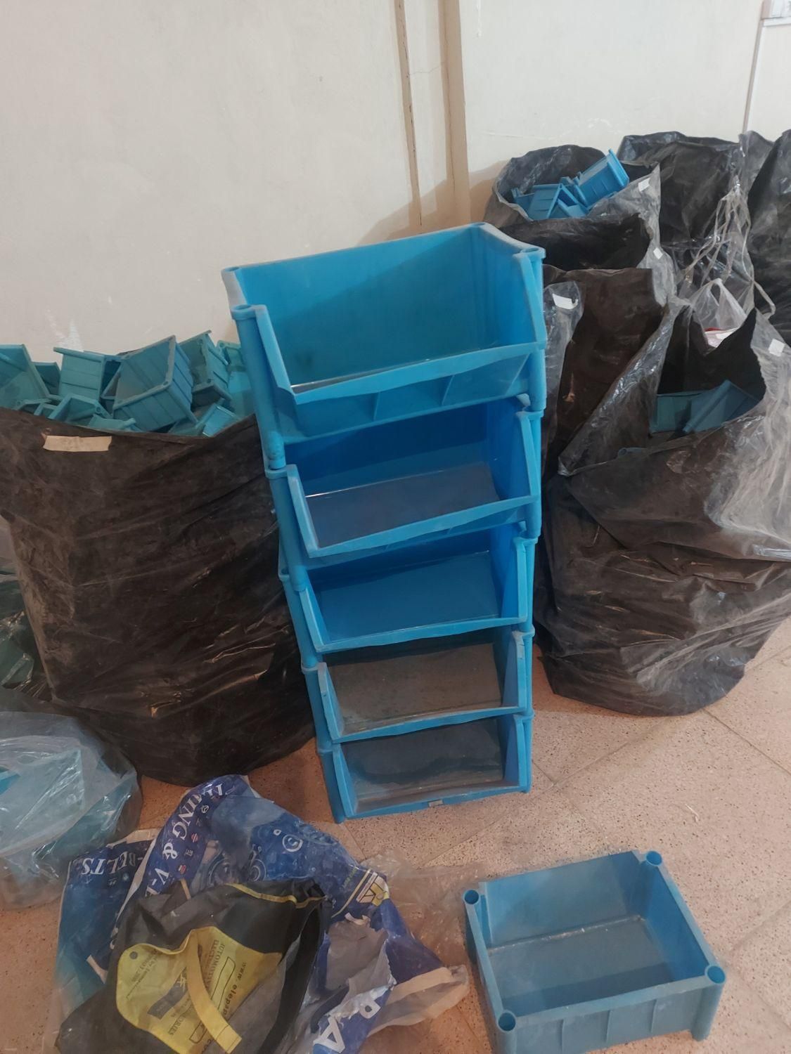 تعدادی قفسه و پالت فروشگاهی در حد نو یکجا|فروشگاه و مغازه|آبسرد, |دیوار