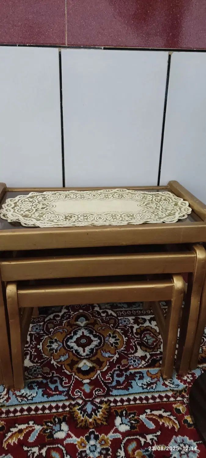 مبل ۸ نفره سلطنتی به علاوه ۳ میز عسلی و میز بزرگ|مبلمان خانگی و میز عسلی|الیگودرز, |دیوار