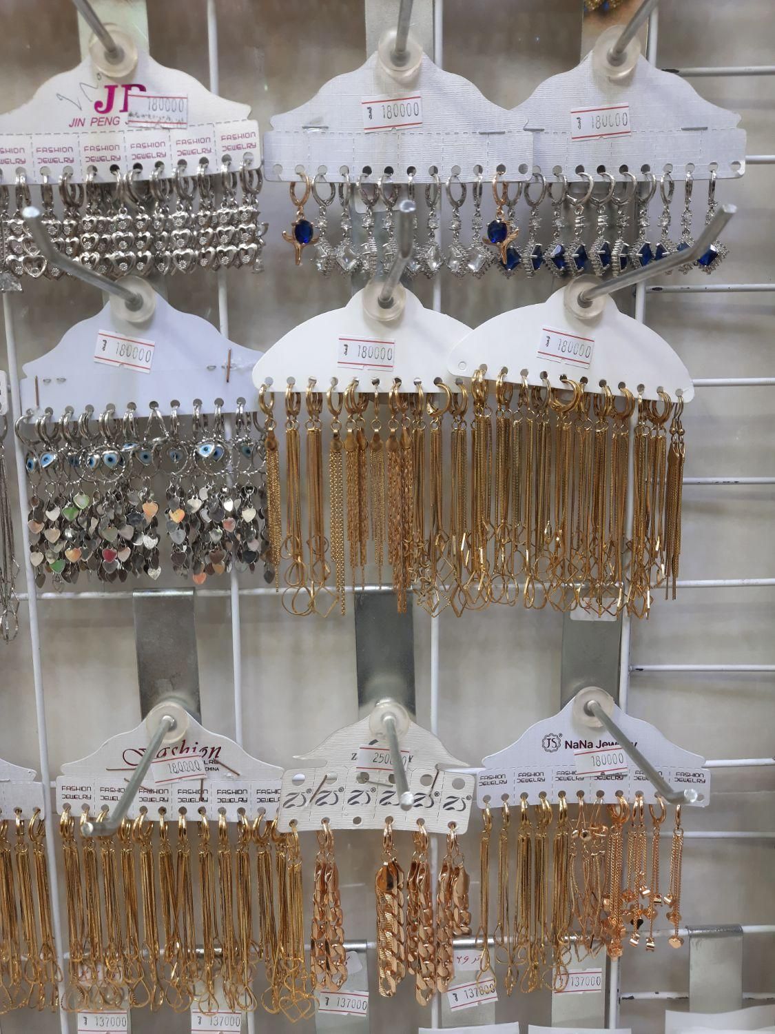 انواع گوشواره های نگین دار و ساده دارای مدل مختلف|بدلیجات|قم, ارم|دیوار