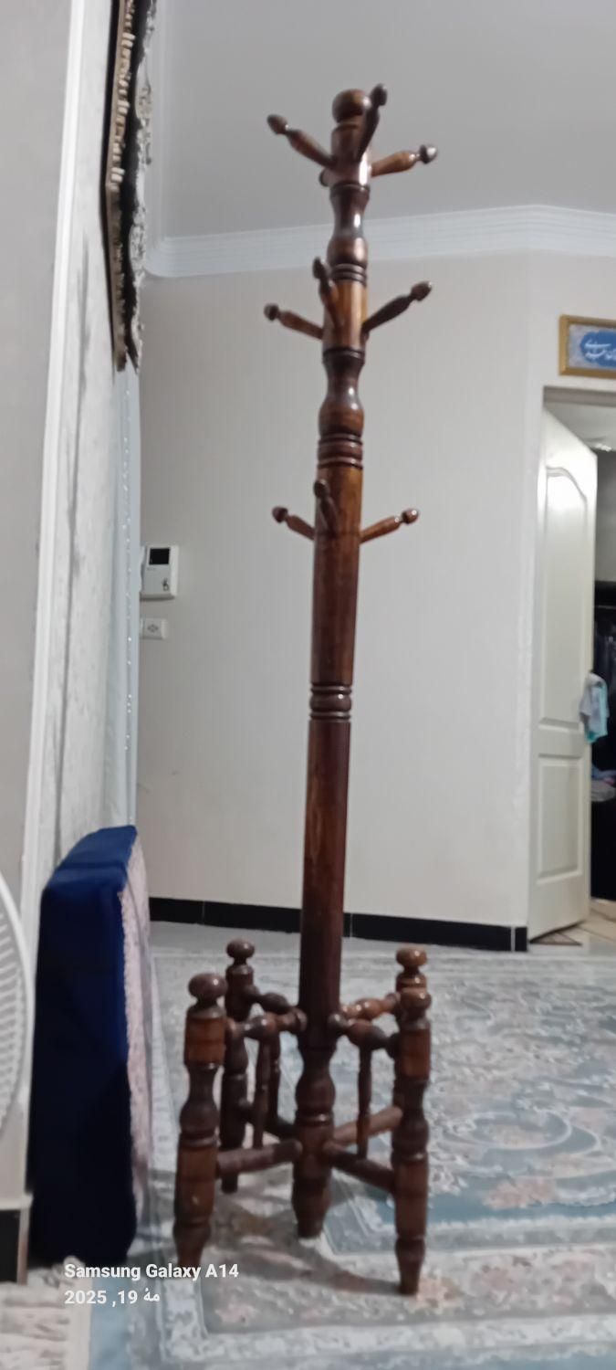 چوب لباسی کارکرده ولی بسیارتمیز|بندرخت و رخت‌آویز|تهران, دروازه شمیران|دیوار