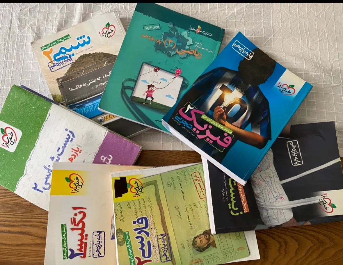 کتاب کمک درسی ۱۰-۱۱-۱۲ و آیین نامه کمتر از  جلد|کتاب و مجله آموزشی|تهران, قبا|دیوار