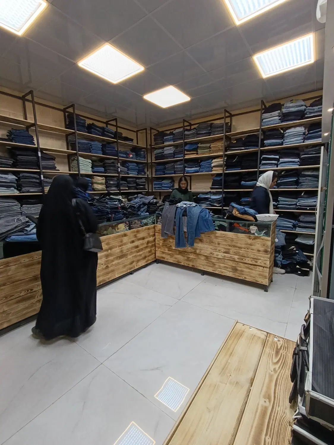 به دونفر فروشنده خانم جهت فروش پوشاک نیازمندیم|استخدام خدمات فروشگاه و رستوران|مشهد, سرافرازان|دیوار