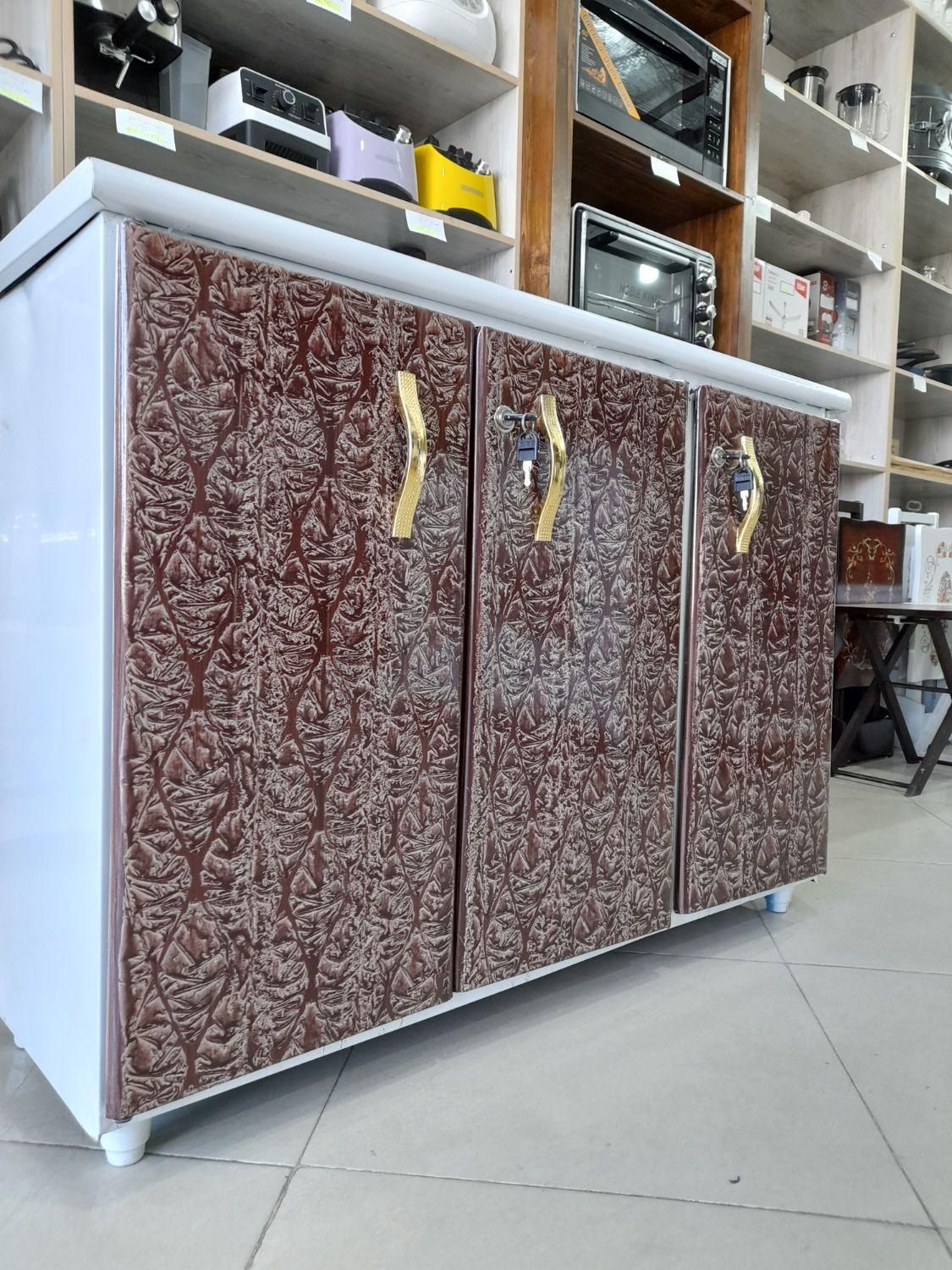 کمد ظرفی سه درب فلزی * اثاث مارکت|مبلمان خانگی و میز عسلی|سیرجان, |دیوار