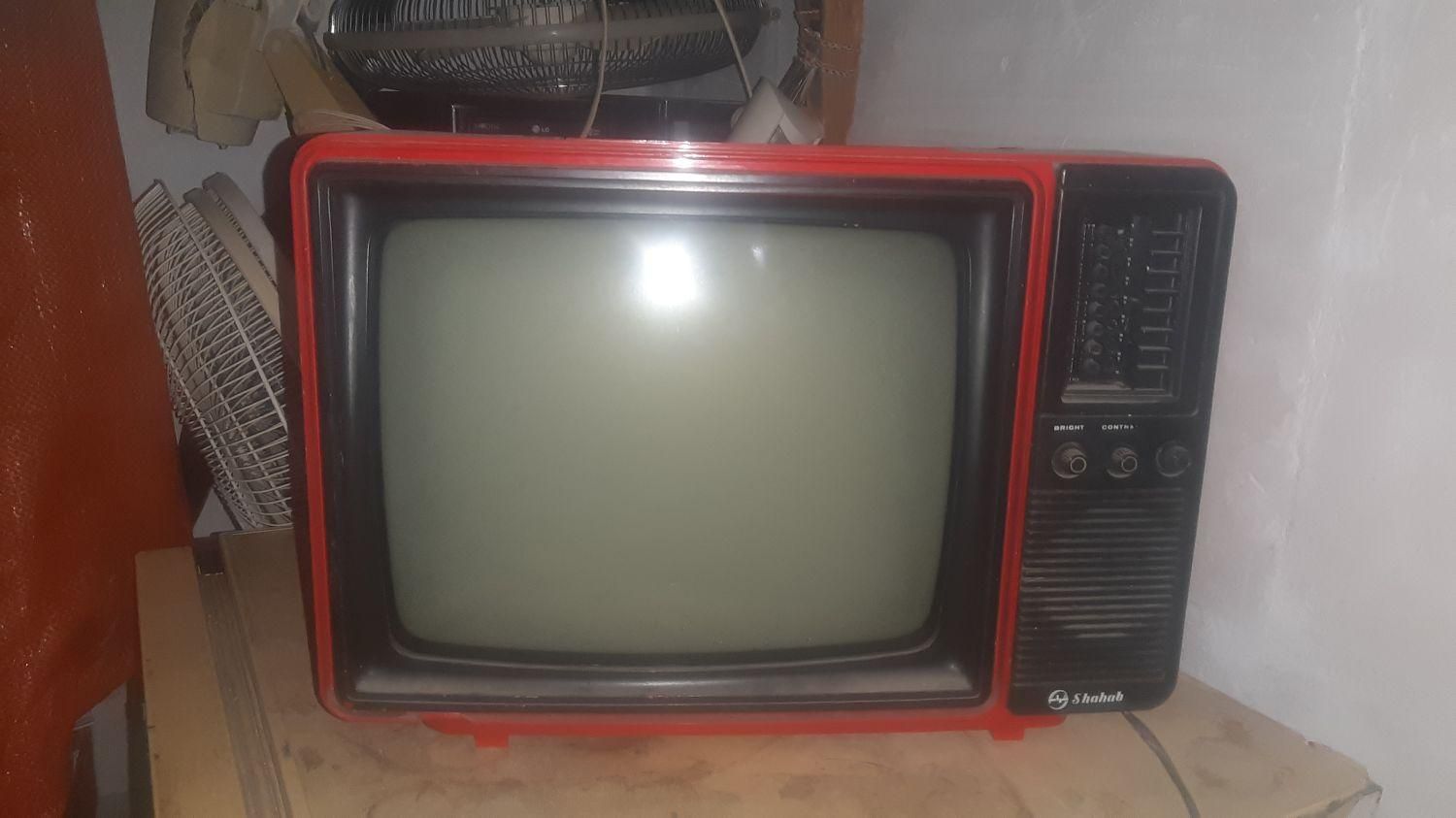تلویزیون قدیمی سالم|کلکسیون اشیاء عتیقه|اردبیل, |دیوار