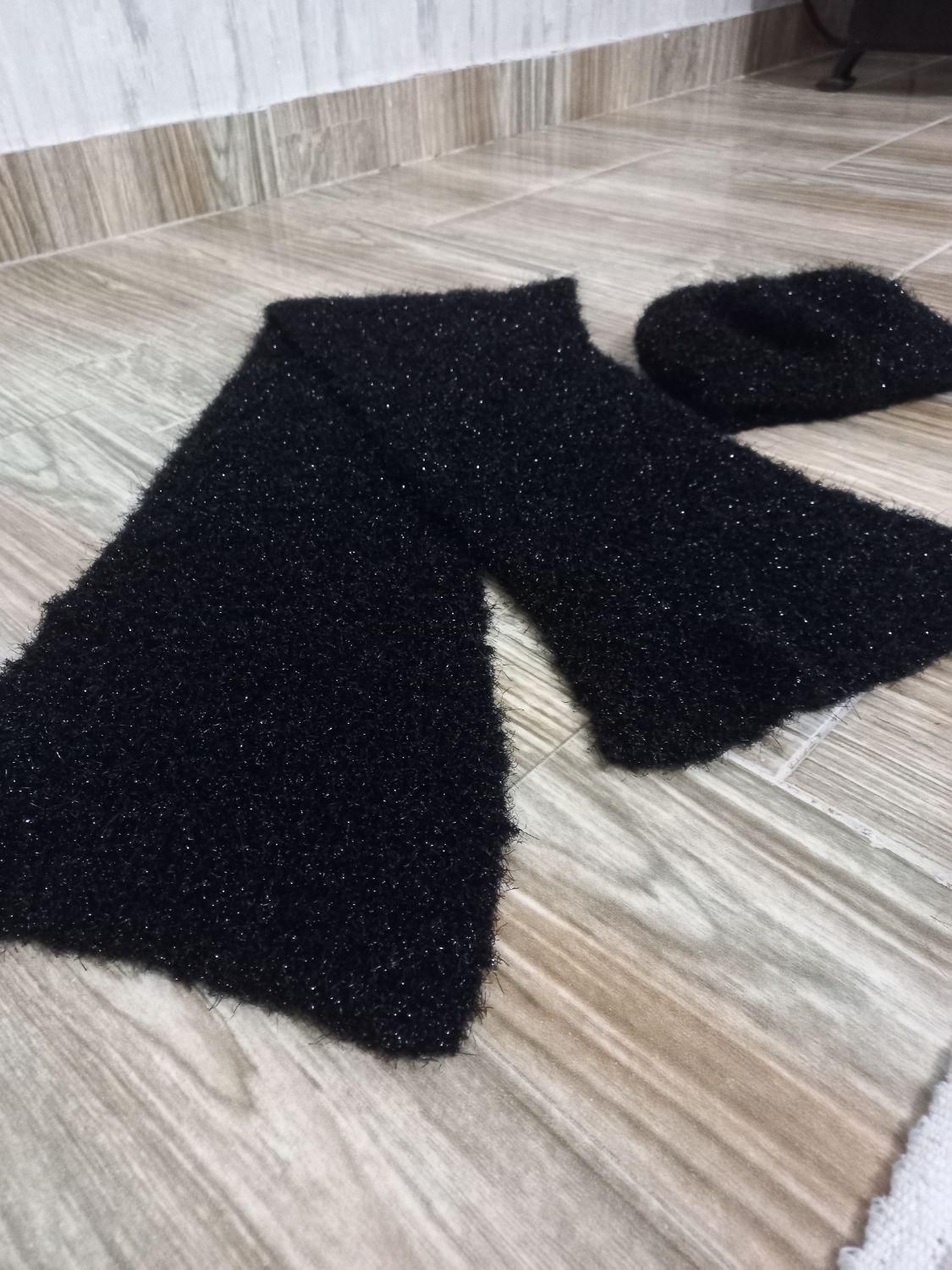 شال وکلاه مشکی دوخته شده با دستگاه|لباس|رباط‌کریم, رباط‌کریم|دیوار