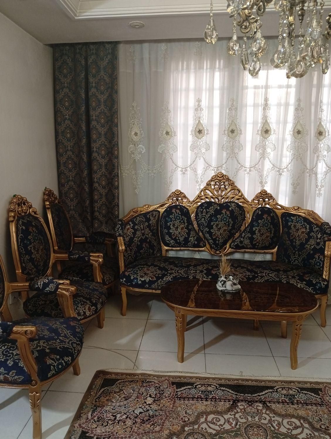 مبلمان سلطنتی فنری جنس خوب نه نفره همراه میز عسلی|مبلمان خانگی و میز عسلی|تهران, کوثر|دیوار