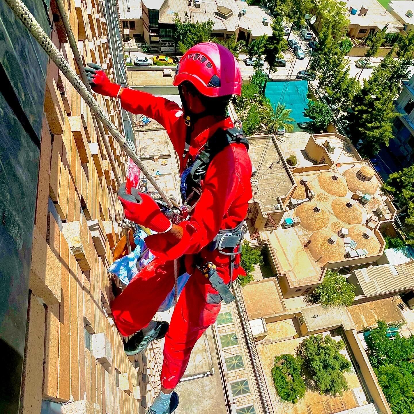 شرکت کار در ارتفاع با طناب شستشو نما پیچ رولپلاک|خدمات پیشه و مهارت|کرمان, |دیوار