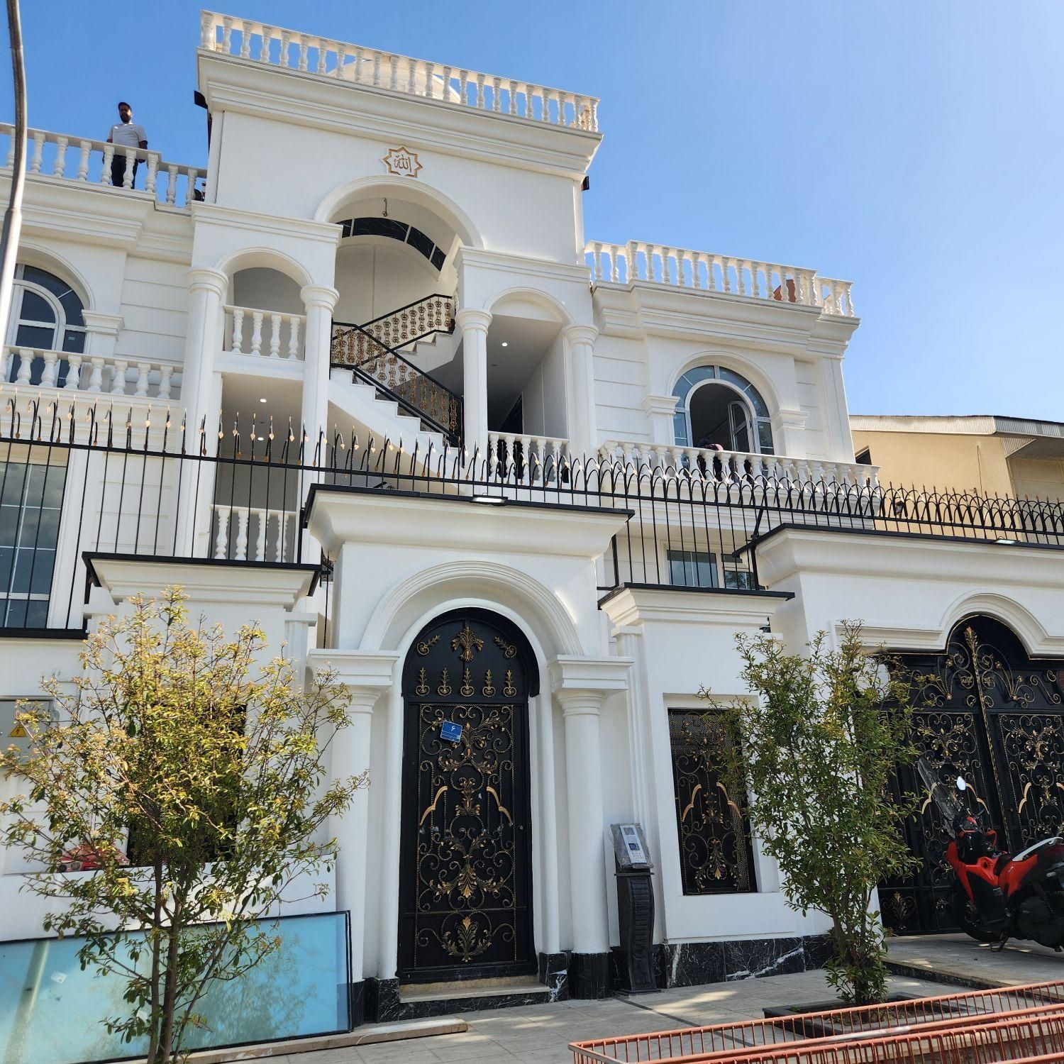 فروش ویلایی یک از دو۳۰۰متری۵خوابه درشهرک غرب|فروش خانه و ویلا|تهران, شهرک غرب|دیوار