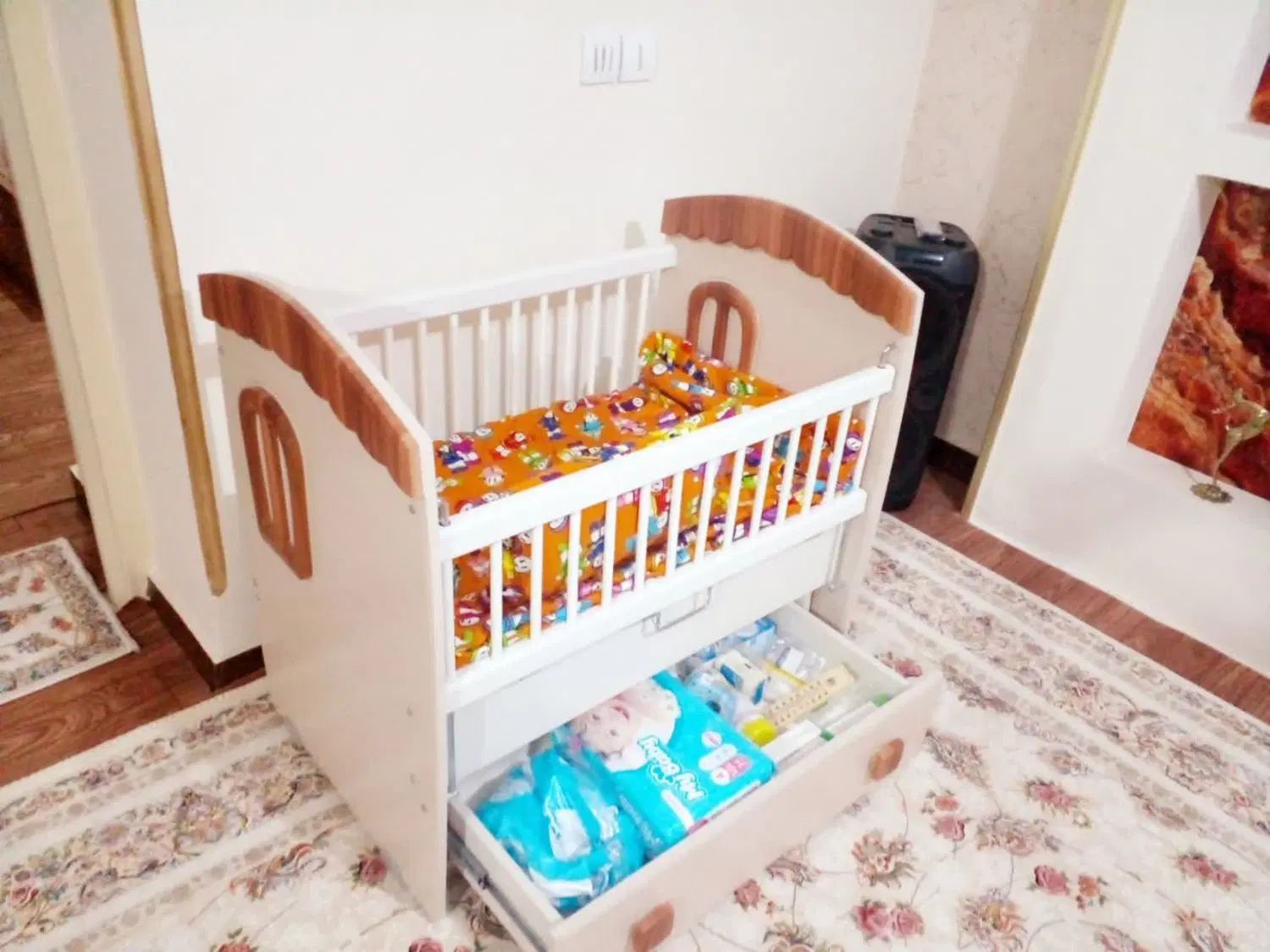 تخت بچه گهواره ای|تخت و صندلی بچه|کرج, آق تپه|دیوار