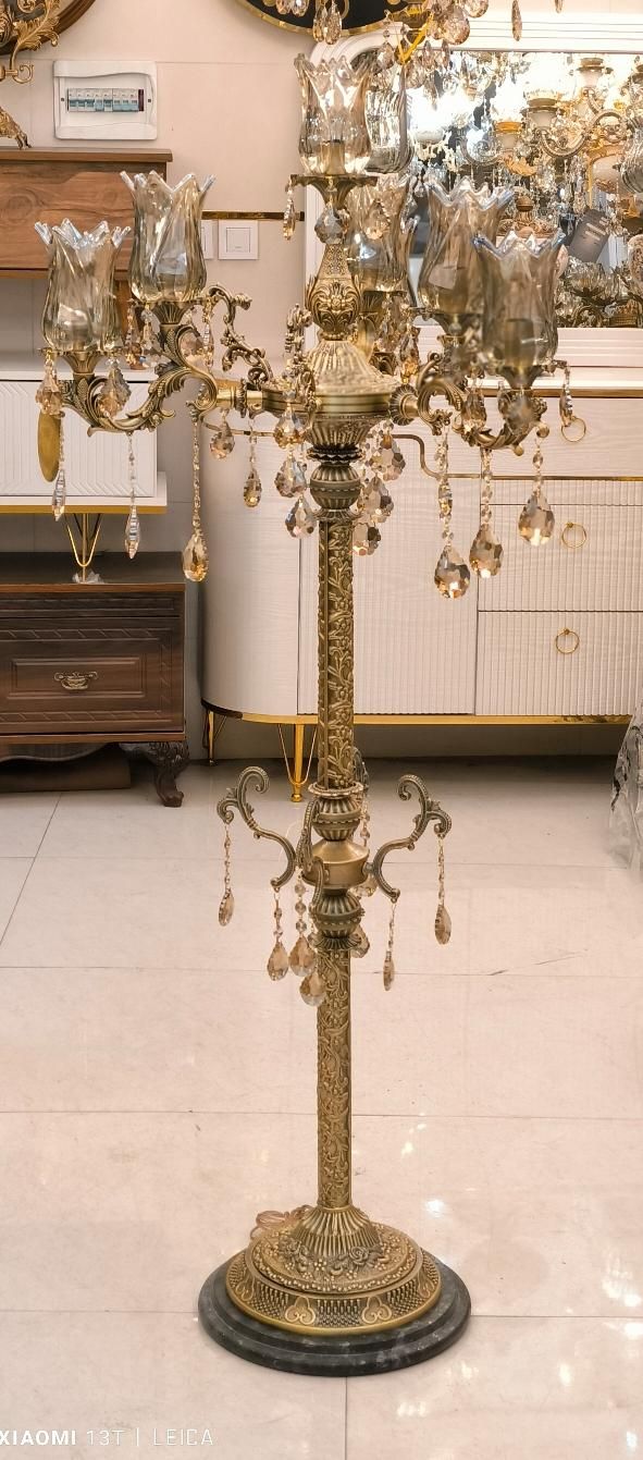 کنار سالنی آباژور ایستاده لوستری 7 لامپه (لوستر)|چراغ خواب و آباژور|تبریز, |دیوار