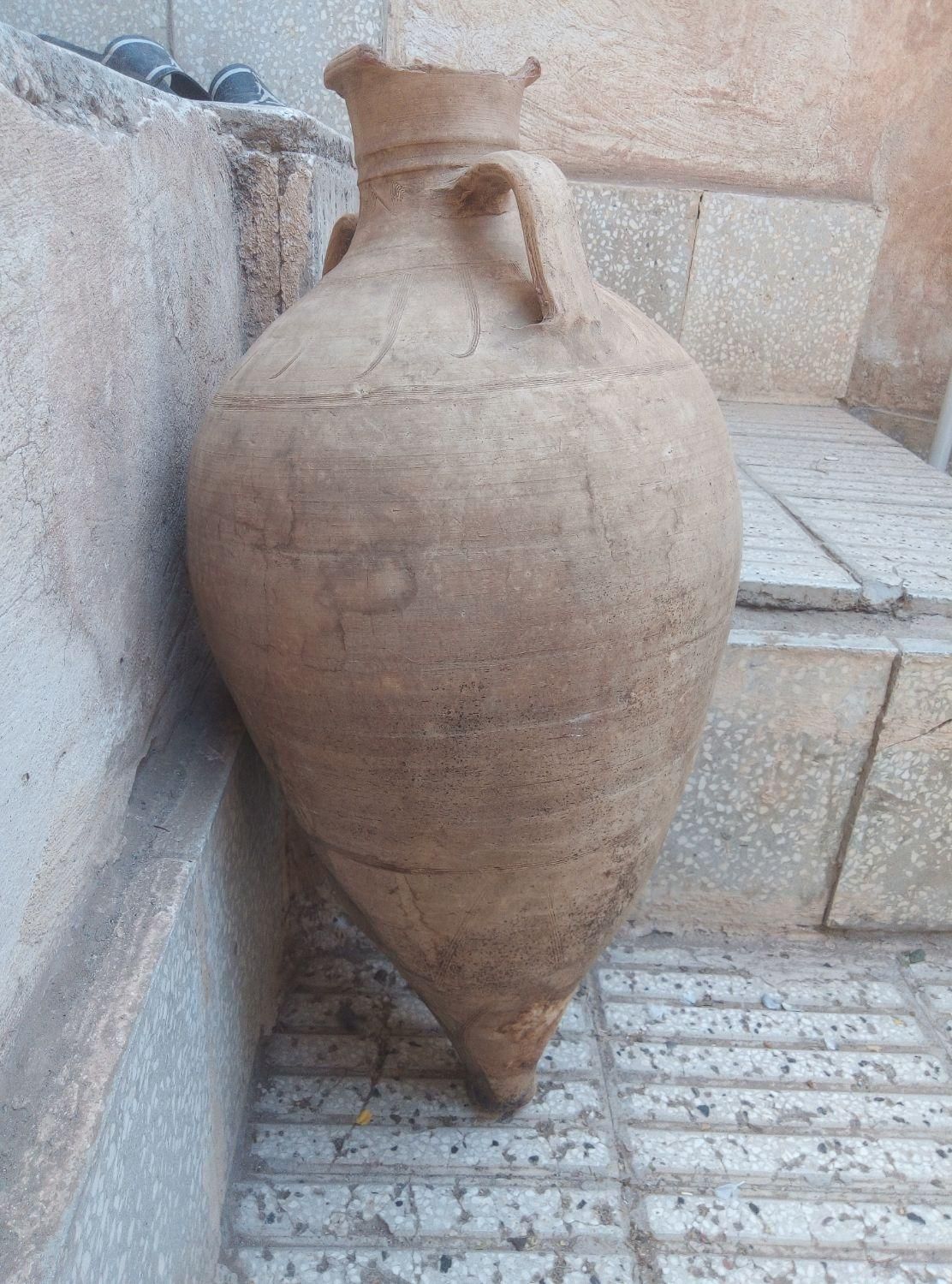 کوزه قدیمی بزرگ|کلکسیون اشیاء عتیقه|سبزوار, شهدا|دیوار