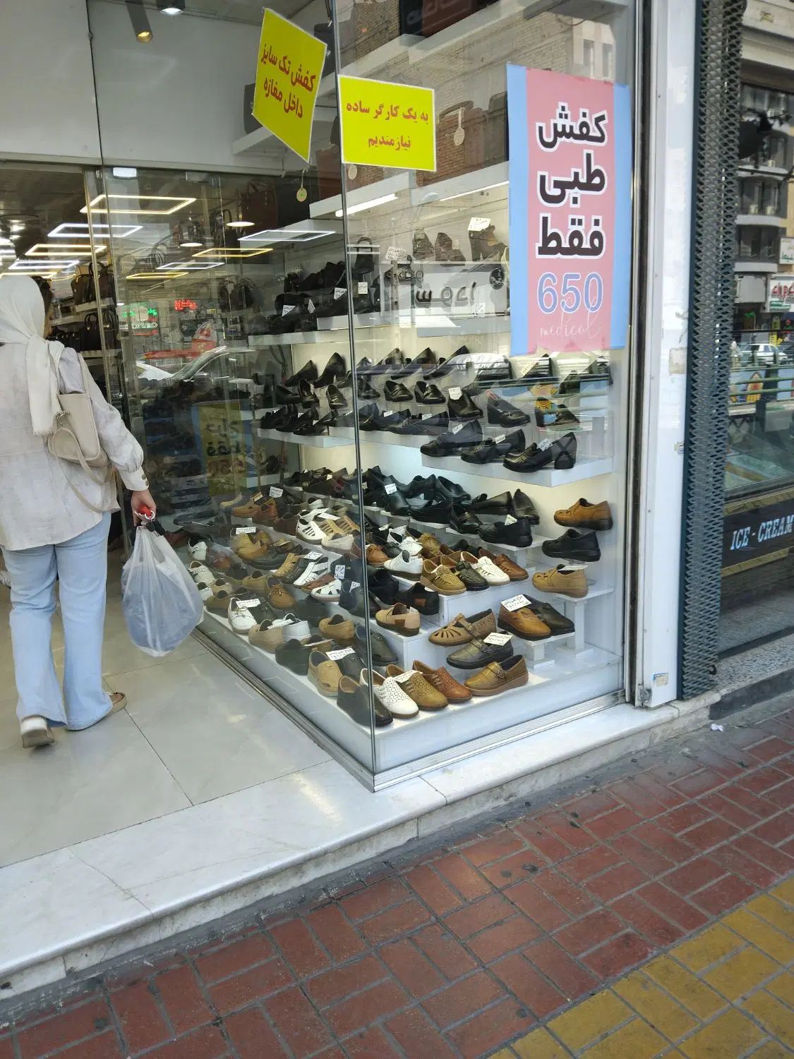 به دو کارگر ساده نیازمندیم|استخدام خدمات فروشگاه و رستوران|کرج, اصفهانی‌ها|دیوار
