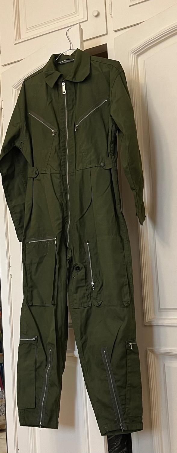 یک دست لباس خلبانی خیلی قدیمی|لباس|تهران, زعفرانیه|دیوار