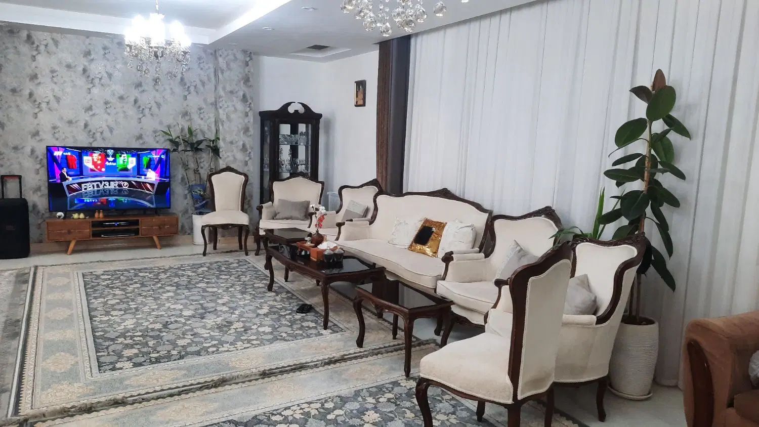 آپارتمان تک واحدی خ ولیعصرمتراژ۱۳۵نورگیر.نوساز|فروش آپارتمان|تاکستان, |دیوار