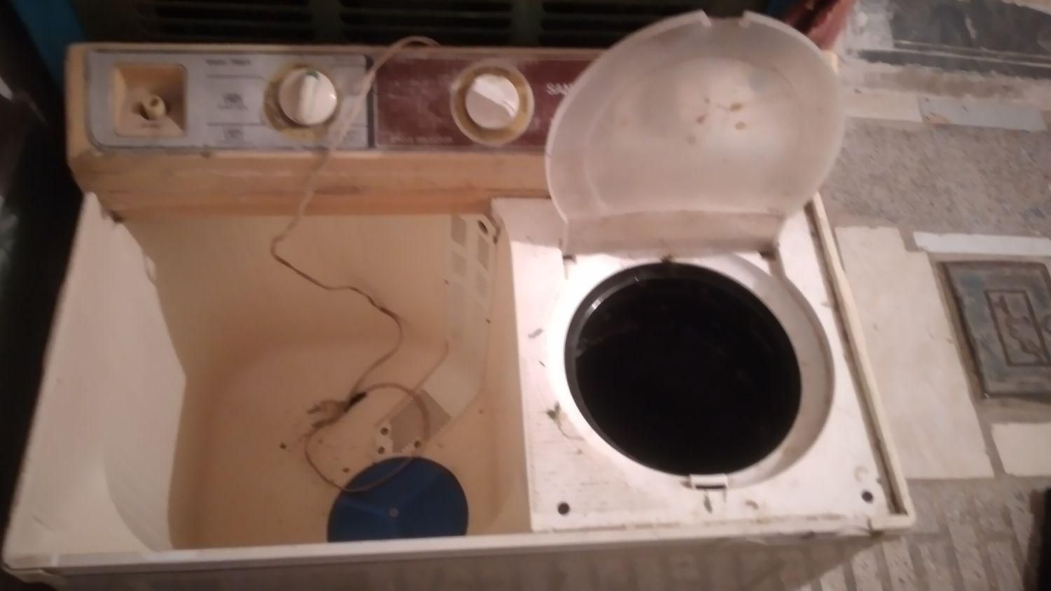 یک عدد ماشین لباس شویی|ماشین لباسشویی و خشک‌کن لباس|بروجرد, |دیوار