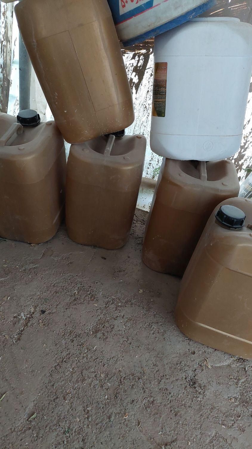 تعدادی بشکه|ظروف نگهدارنده، پلاستیکی، یکبارمصرف|پیشوا, |دیوار