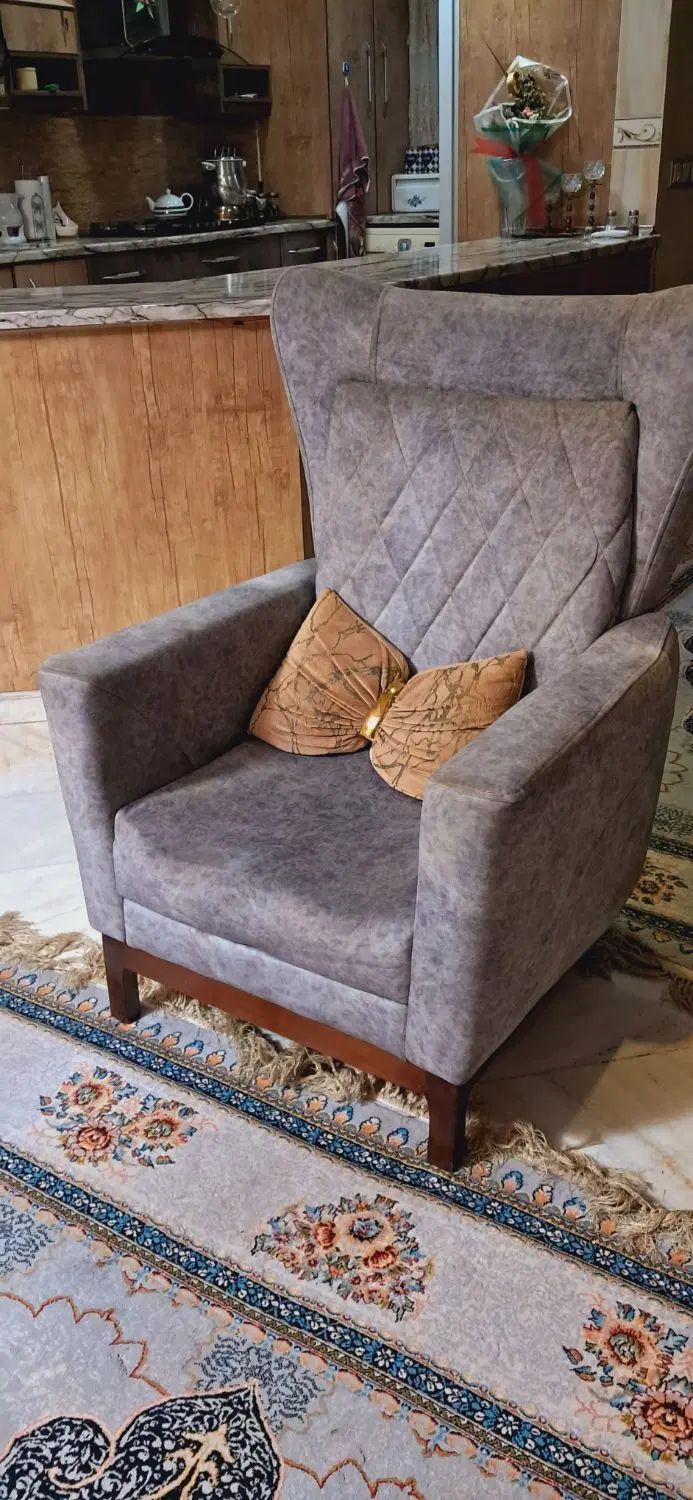 مبل ۸ نفره دو رنگ چستر ، دو پنل پرده همرنگ پانچ|مبلمان خانگی و میز عسلی|تهران, پرستار|دیوار
