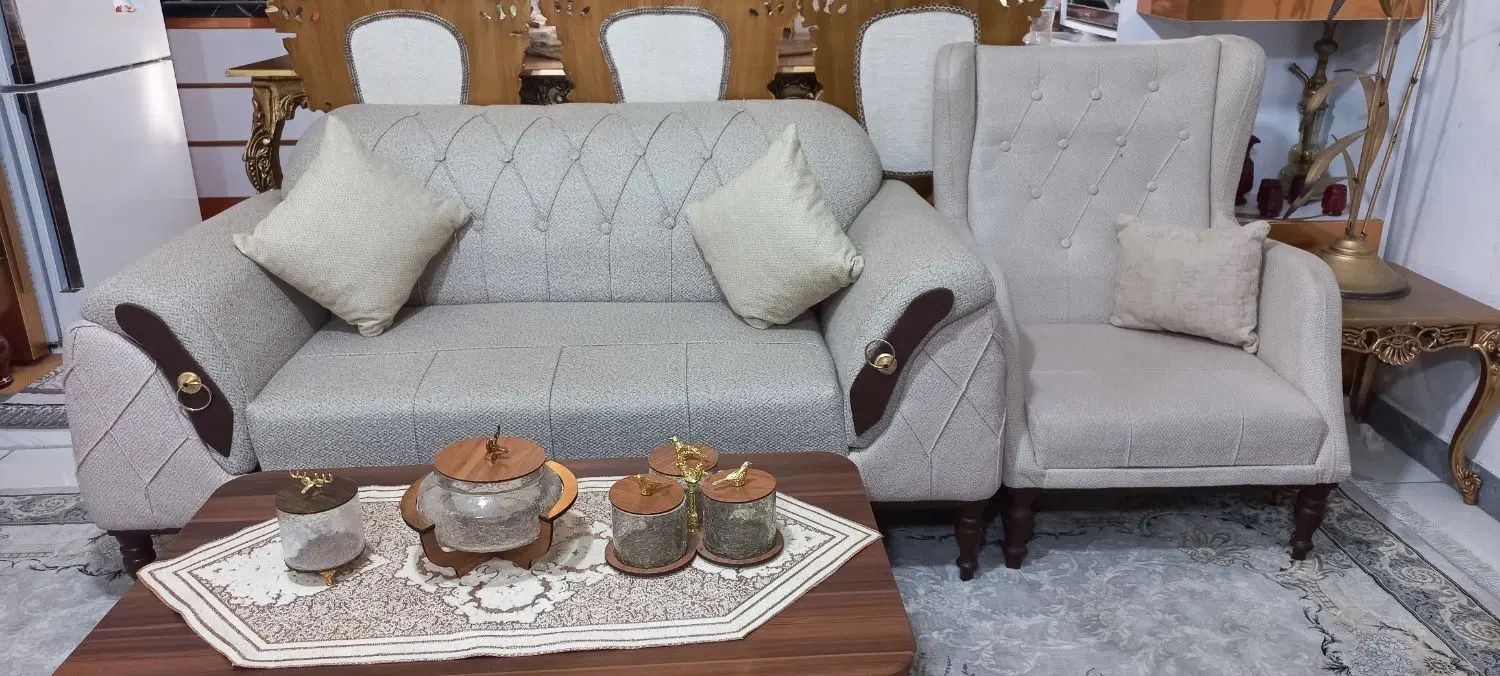 مبل راحتی تقریبا ۵ ماهه خریداری شده فاکتور موجوده|مبلمان خانگی و میز عسلی|نسیم‌شهر, |دیوار