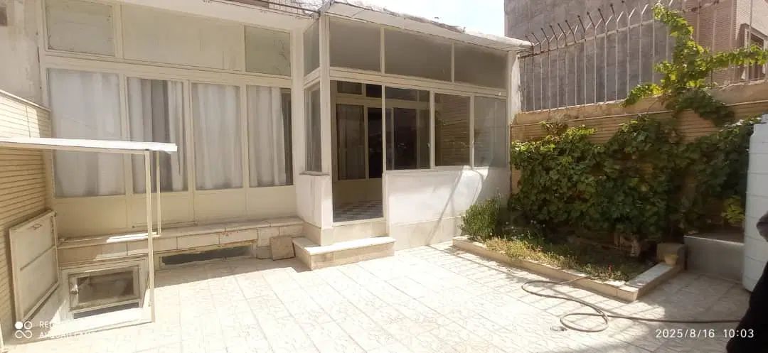 اجاره منزل دربستی  حیاط وزیرزمین/  پارکینگ موتور|اجارهٔ خانه و ویلا|اصفهان, وحید|دیوار