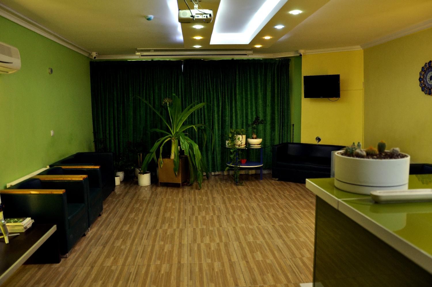 استخدام منشی برای مطب روان پزشکی|استخدام درمانی، زیبایی، بهداشتی|شیراز, نشاط|دیوار