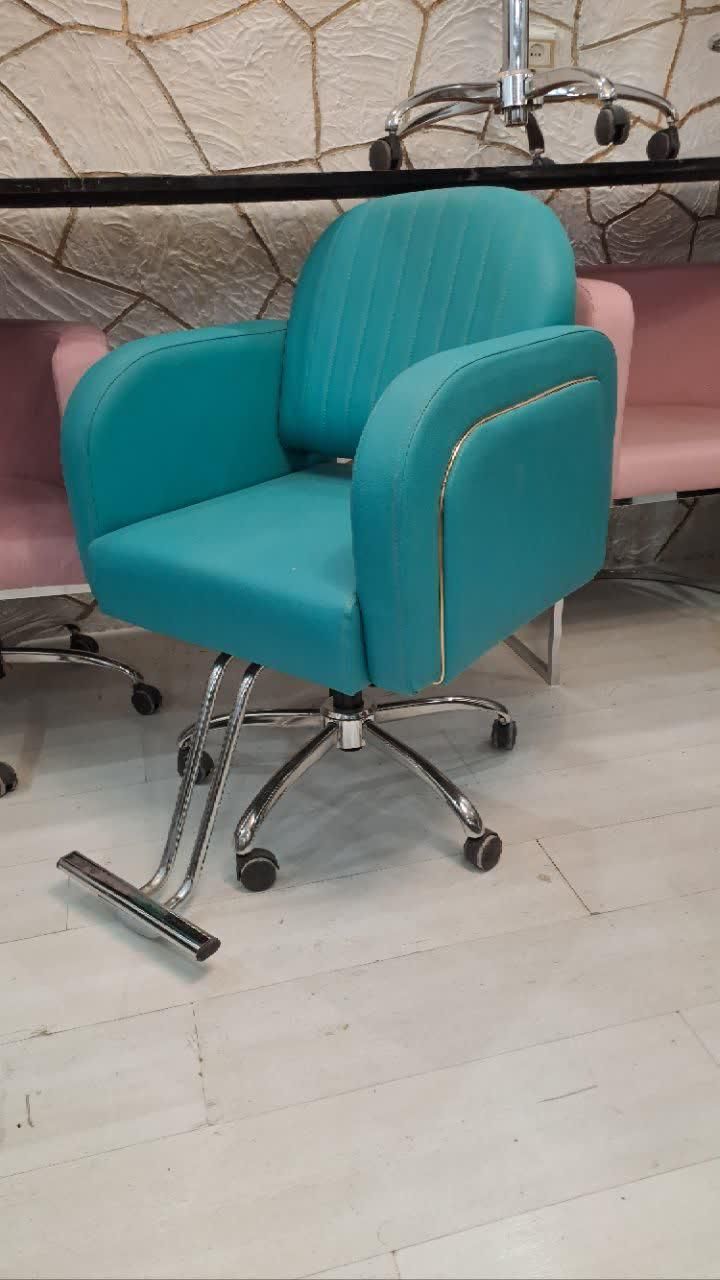 صندلی کلایل. صندلی اصلاح. ترولی. میز ناخن|آرایشگاه و سالن‌های زیبایی|صفادشت, |دیوار