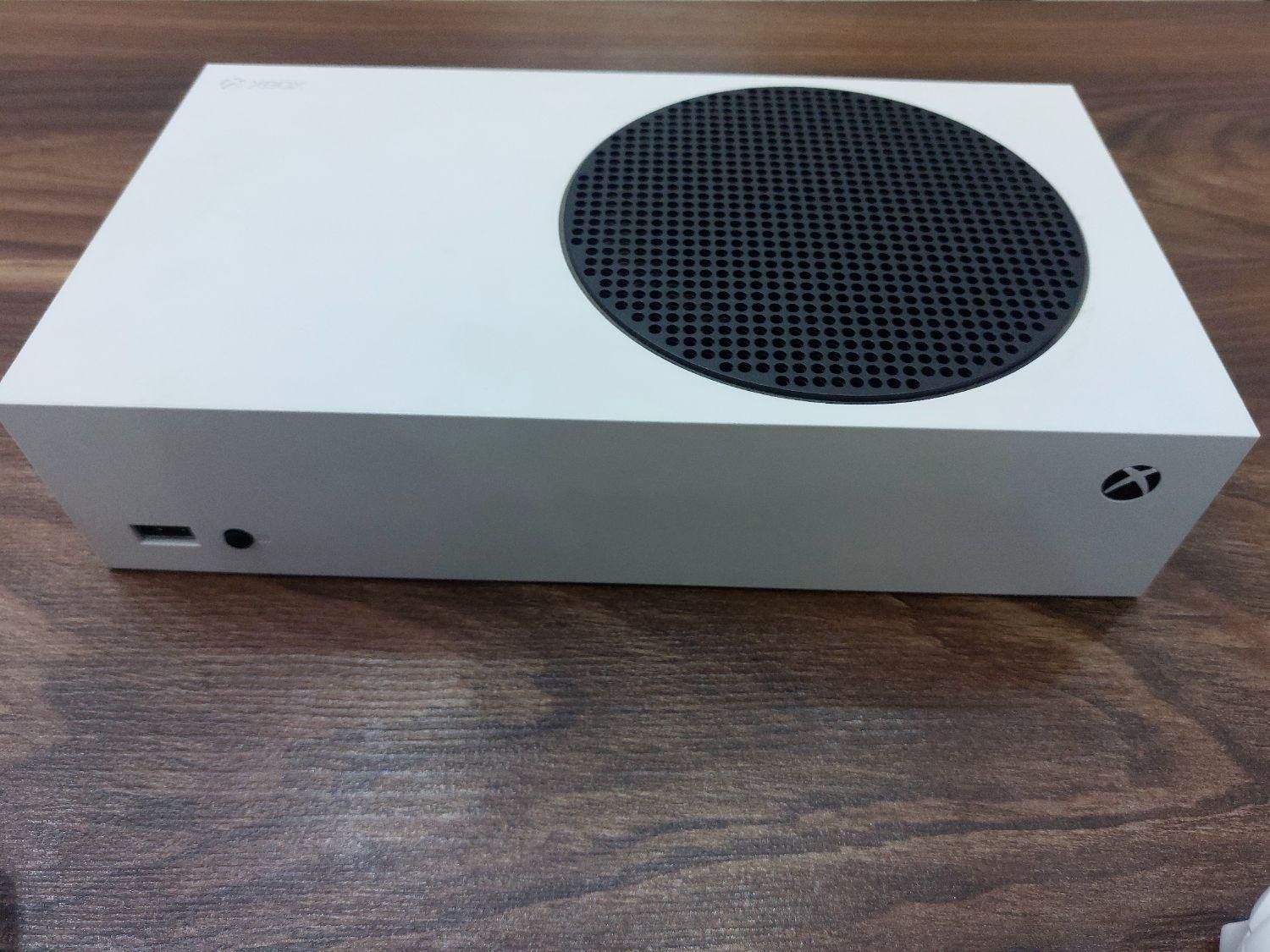 xbox seris sتمیز  همراه دو دسته|کنسول، بازی ویدئویی و آنلاین|اصفهان, بیدآباد|دیوار