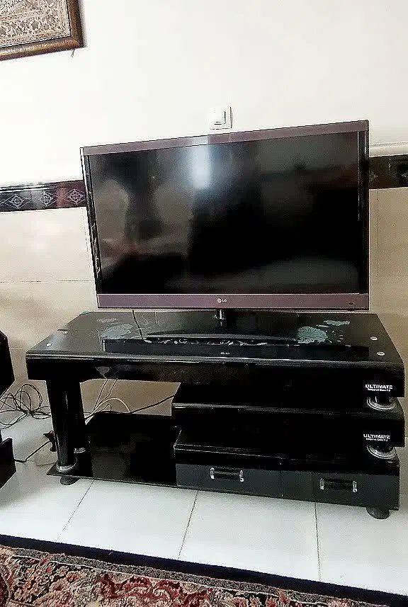 تلویزیون 42اینچ ال جی اصل به همراه میز تلویزیون|تلویزیون و پروژکتور|رباط‌کریم, مسکن مهر آبشناسان|دیوار