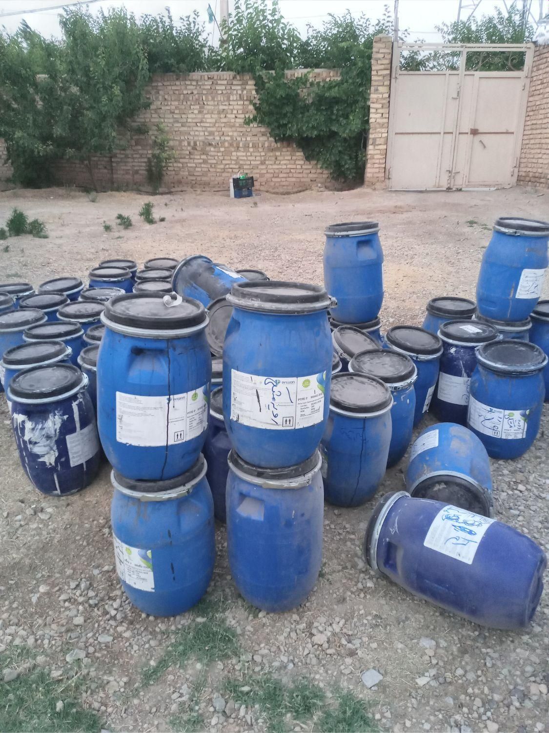 بشکه آبی|ظروف نگهدارنده، پلاستیکی، یک‌بارمصرف|قیدار, |دیوار