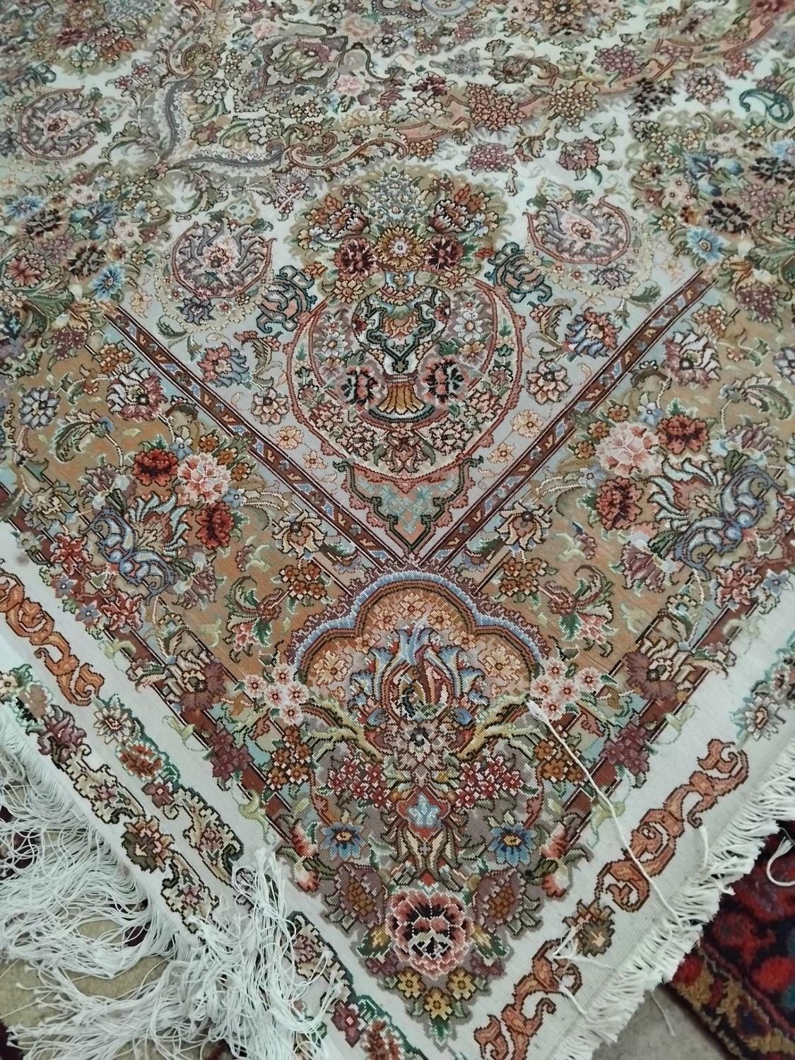 جفت ۹‌متری ۴۰رج سالاری حاشیه کف ابریشم چله نخ|فرش|تهران, پاسداران|دیوار