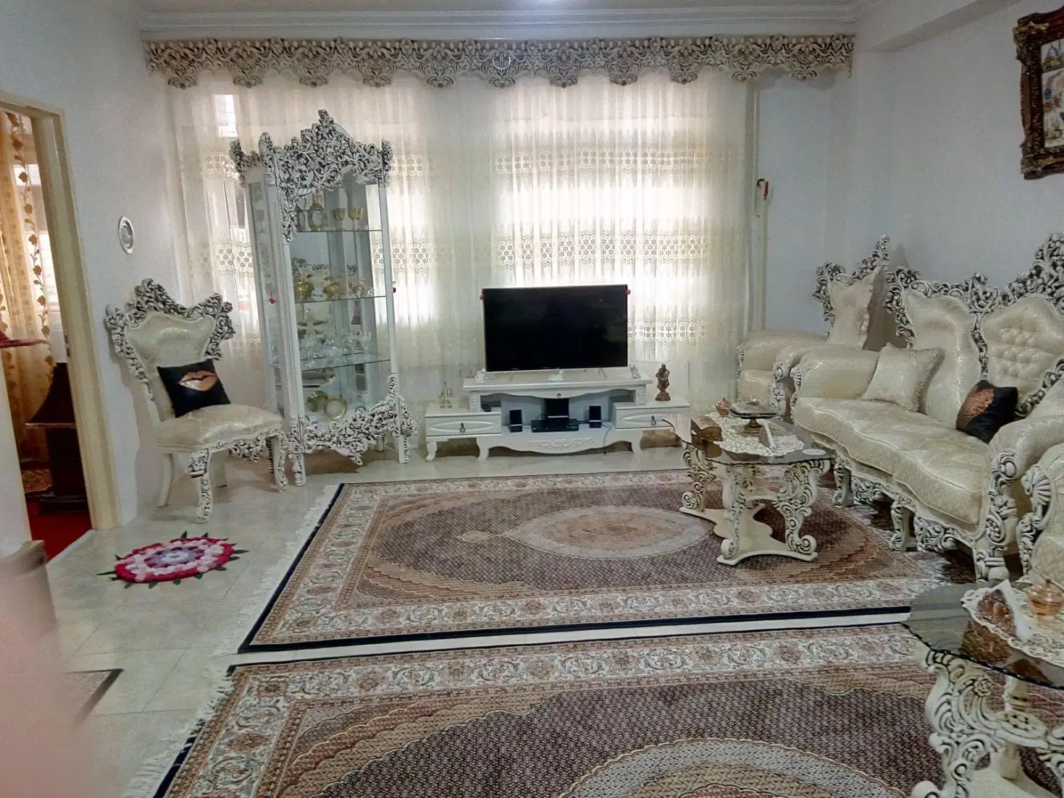 مبل ۹ نفره چوبی ب همراه بوفه و اینه کنسول|مبلمان خانگی و میز عسلی|تبریز, |دیوار