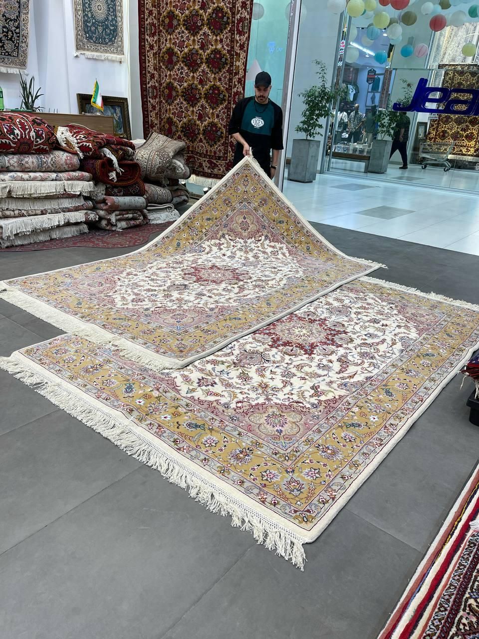 فرش دستباف گل ابریشم طرح تقی زاده ۱۷۵ تومن|فرش|مشکیندشت, |دیوار