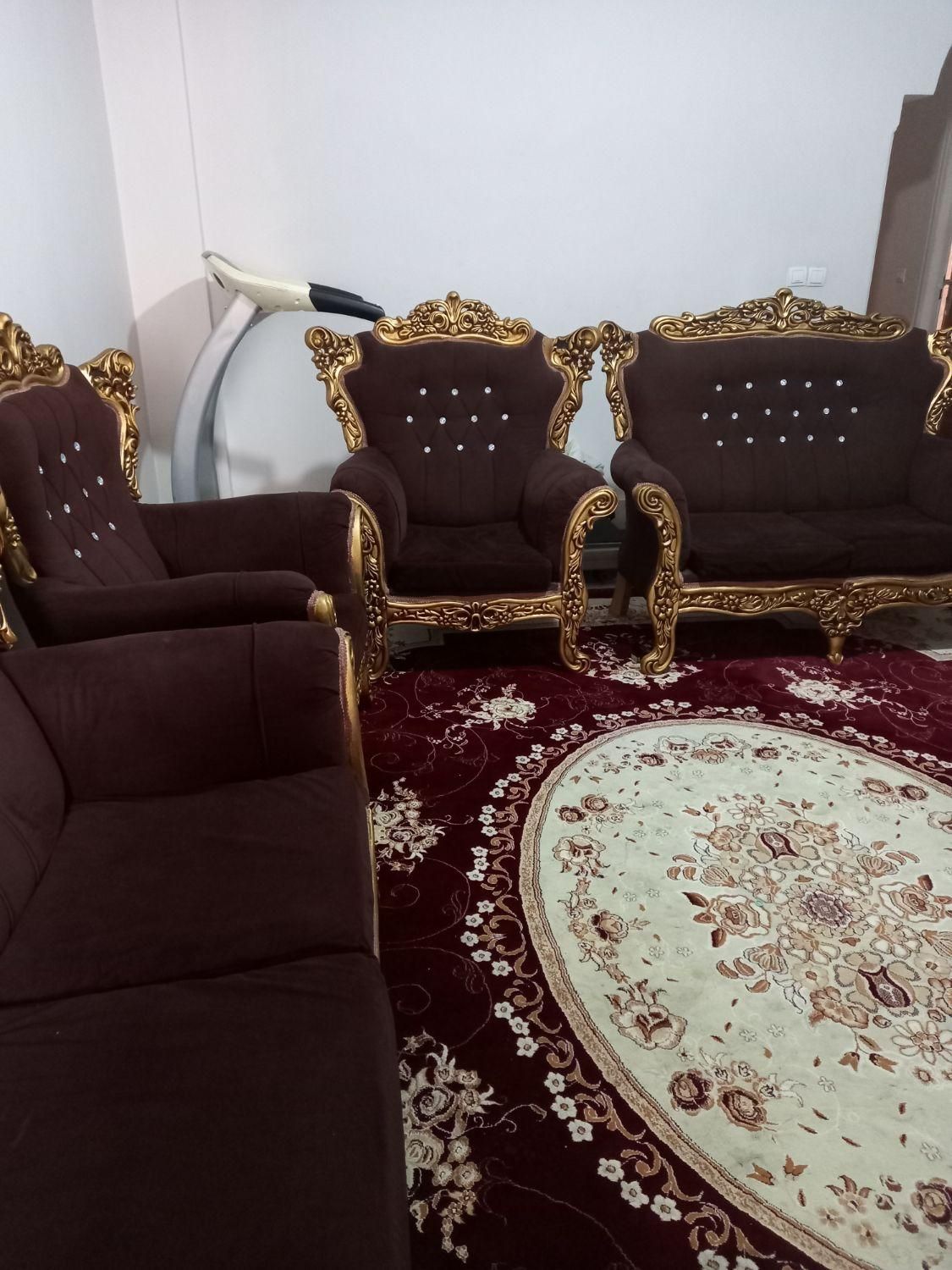 مبل سلطنتی ۷ نفره تمیز و سالم وغیر...|مبلمان خانگی و میز عسلی|تهران, گلستان (شهرک راه آهن)|دیوار