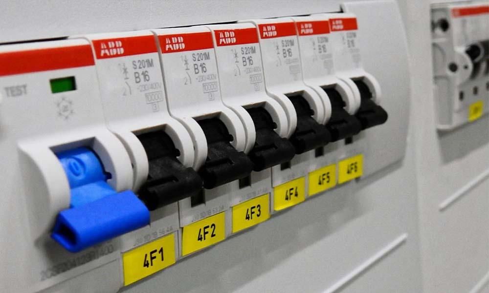 برقکار (عیب یابی)(خرده کاری سریع) تکفاز ۳فاز برق|خدمات پیشه و مهارت|رشت, رشتیان|دیوار