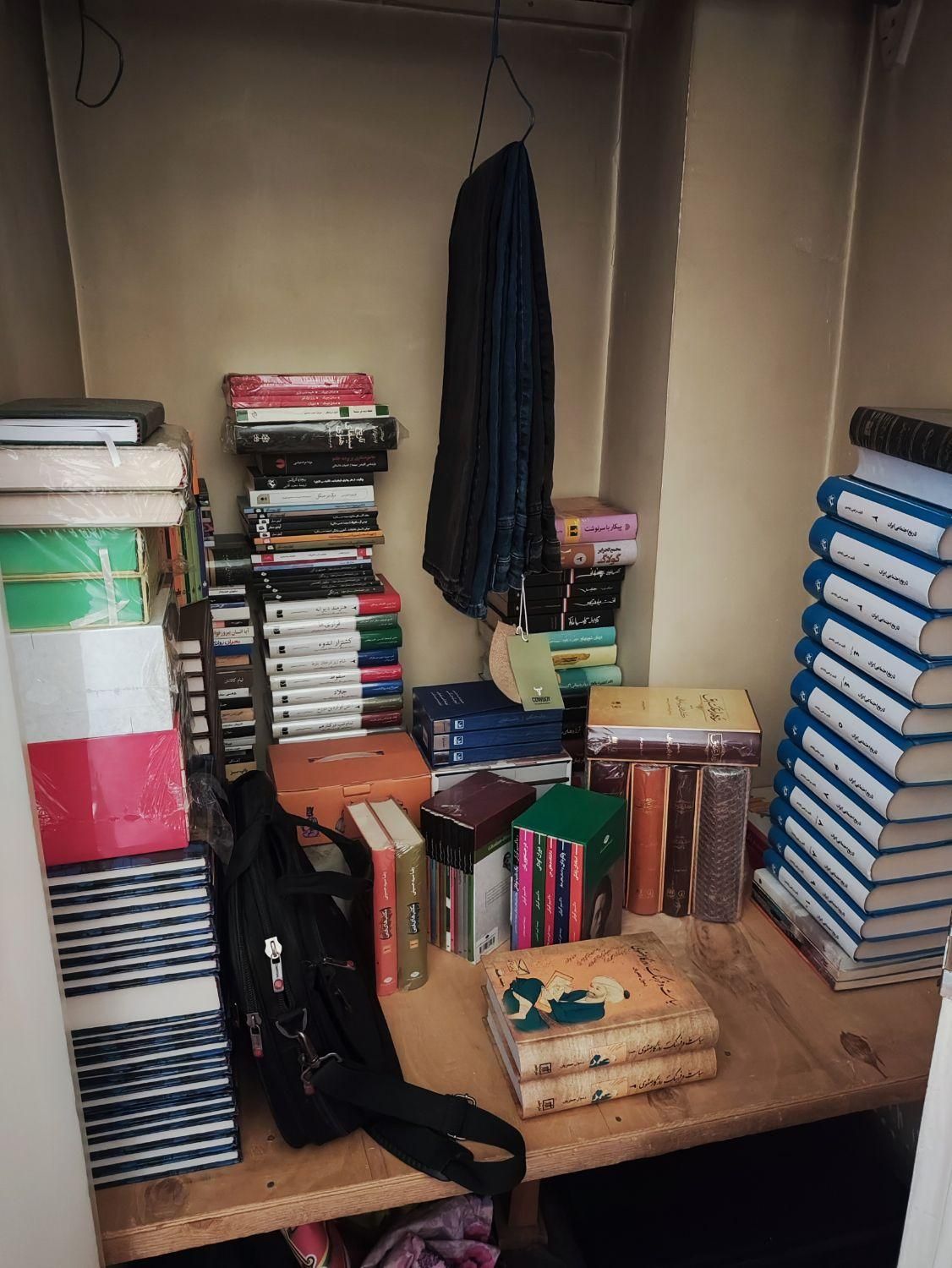 کتابخانه شخصی به فروش می‌رسد|کتاب و مجله ادبی|تهران, زنجان|دیوار
