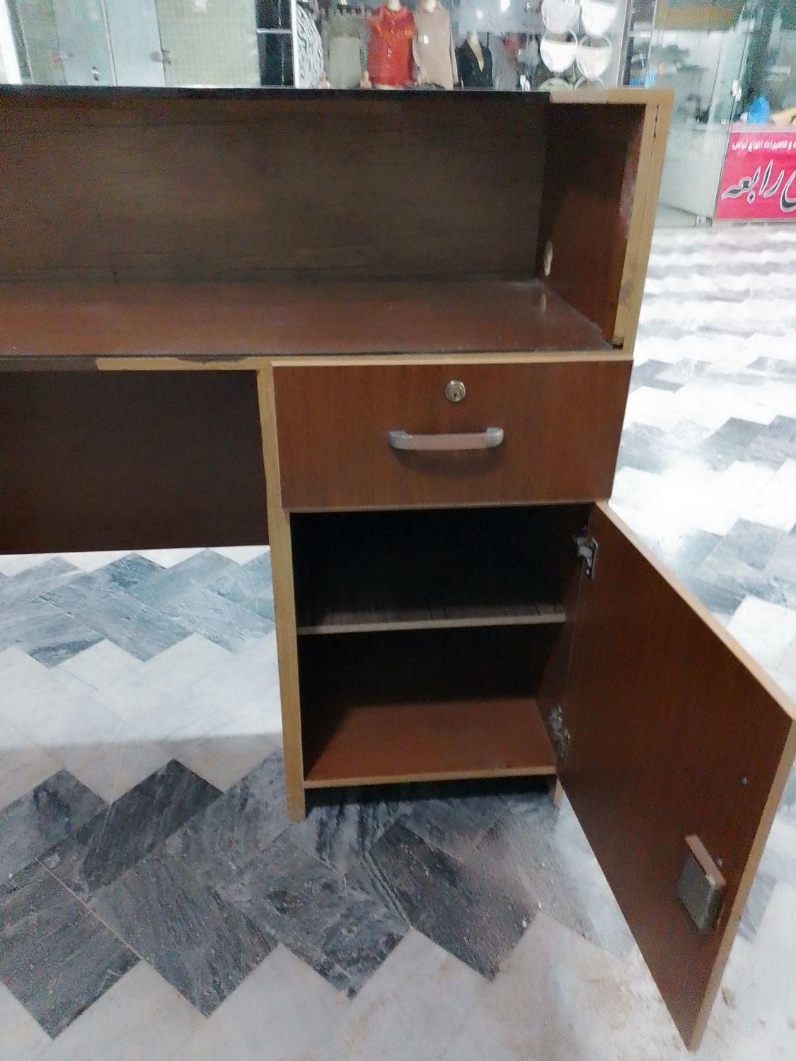 میز تمام ام دی اف بطول۲/۵متروعرض۱/۵متر باشیشه۸میل|مبلمان اداری|بروجرد, |دیوار