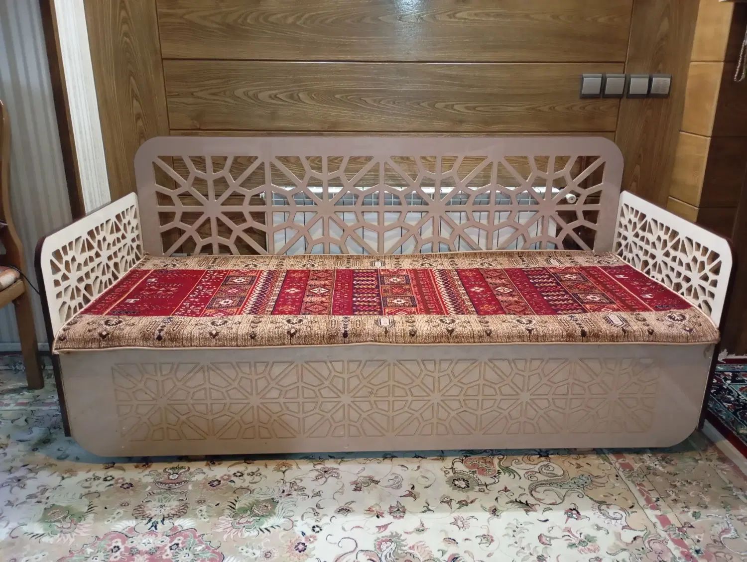 تخت سنتی|مبلمان خانگی و میز عسلی|اصفهان, میرعماد|دیوار