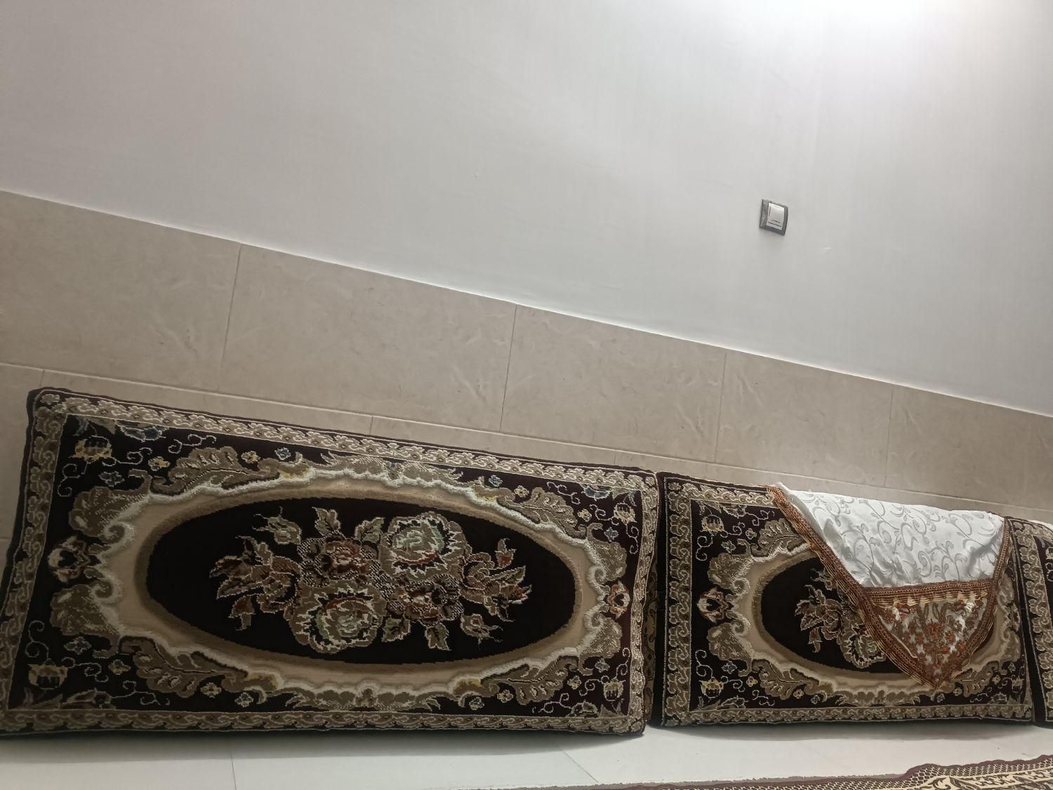 چهار عدد پشتی|پشتی|اراک, |دیوار