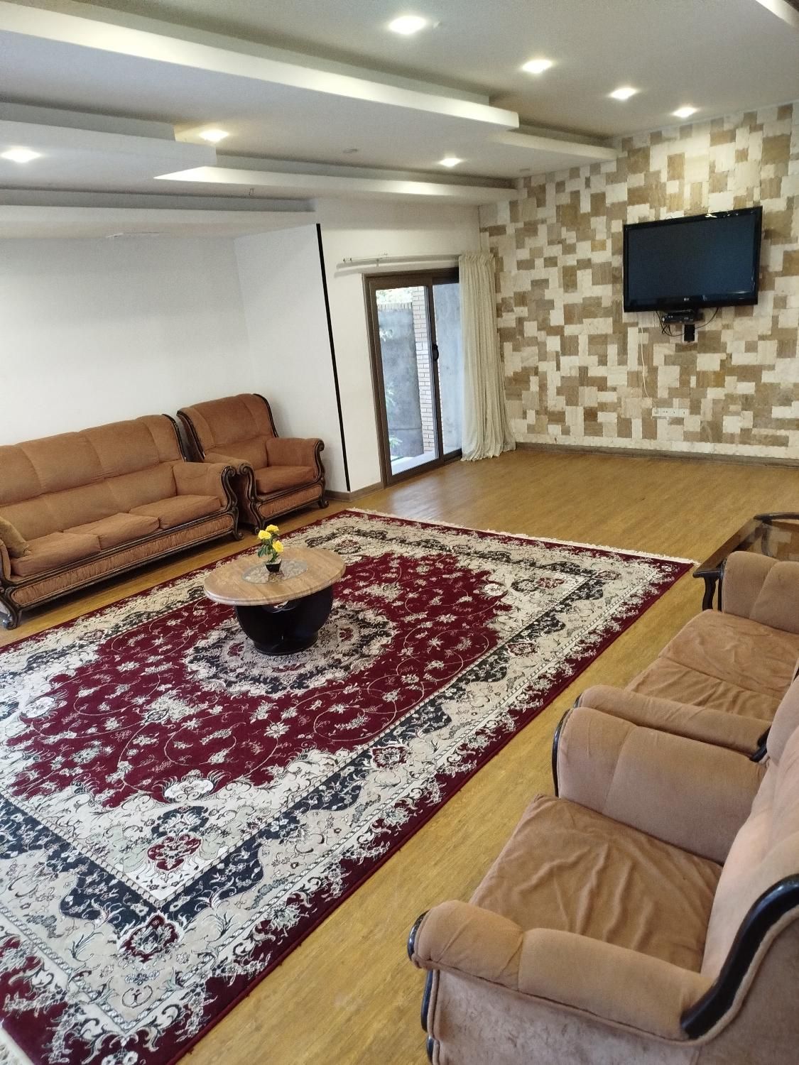 ویلا باغ هزارمتری|اجارهٔ کوتاه‌مدت ویلا و باغ|شیراز, شهرک والفجر|دیوار