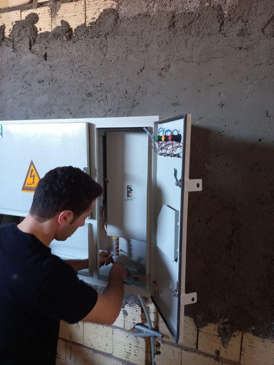 برق کار برقکاری برقکار (الکتریکی آویژه)|خدمات پیشه و مهارت|رشت, معلم|دیوار