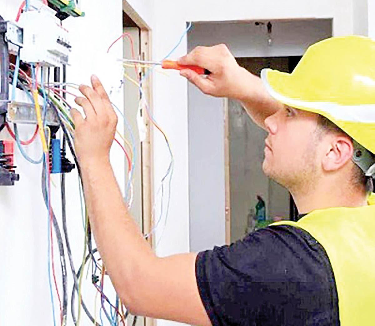 برقکار برق ساختمان و صنعتی تعمیرات برق کشی|خدمات پیشه و مهارت|ایلام, |دیوار