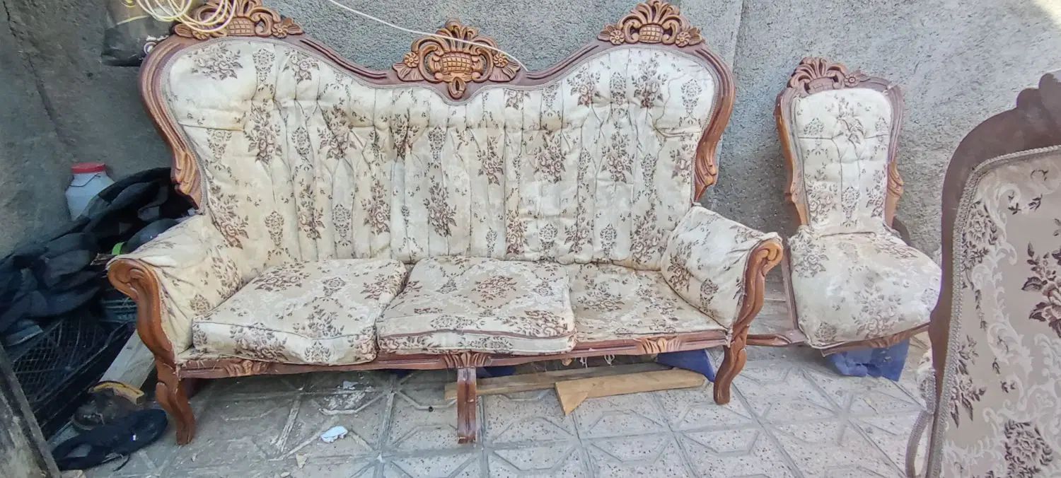 مبل سلطنتی فقط چوب رویش وپایها خرابه|مبلمان خانگی و میز عسلی|مشهد, انصار|دیوار