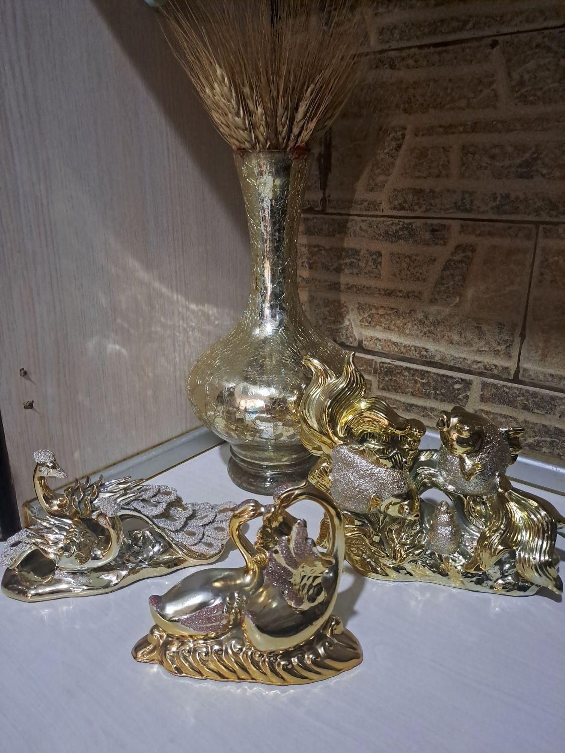 مجسمه ها و گلدون طلایی باهم۳۰۰۰۰۰ تومان|مجسمه، تندیس، ماکت|رشت, یخسازی|دیوار