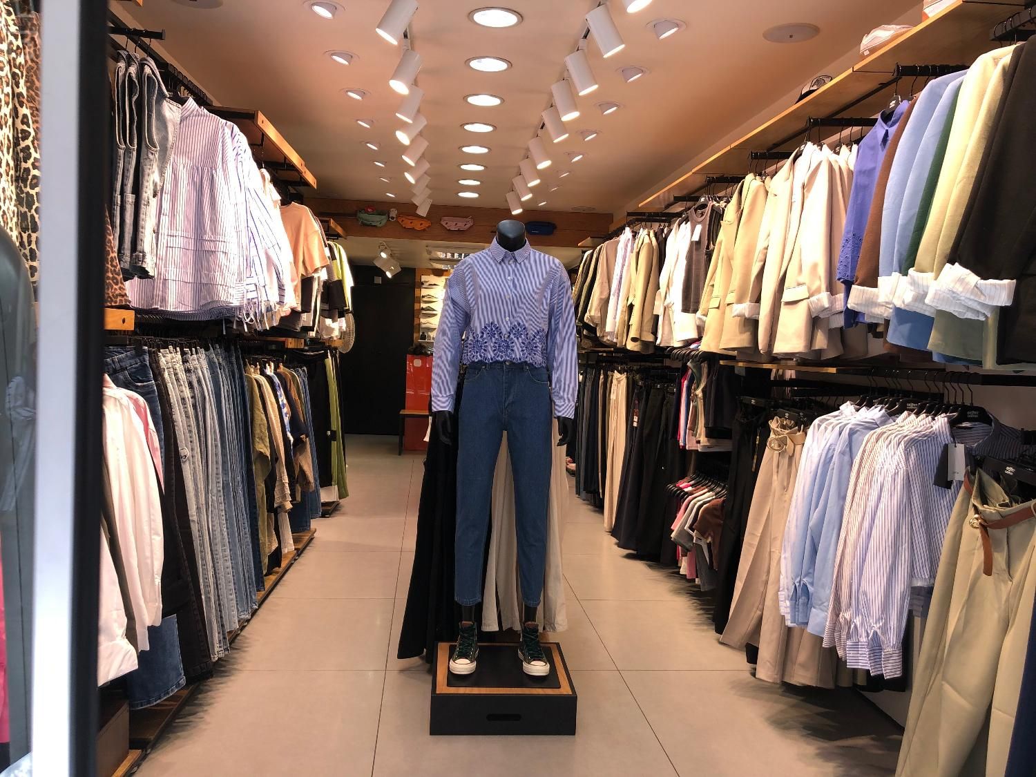 همکار خانم و آقا (پوشاک زنانه) /حقوق ۲۰ میلیون|استخدام بازاریابی و فروش|تهران, فردوسی|دیوار