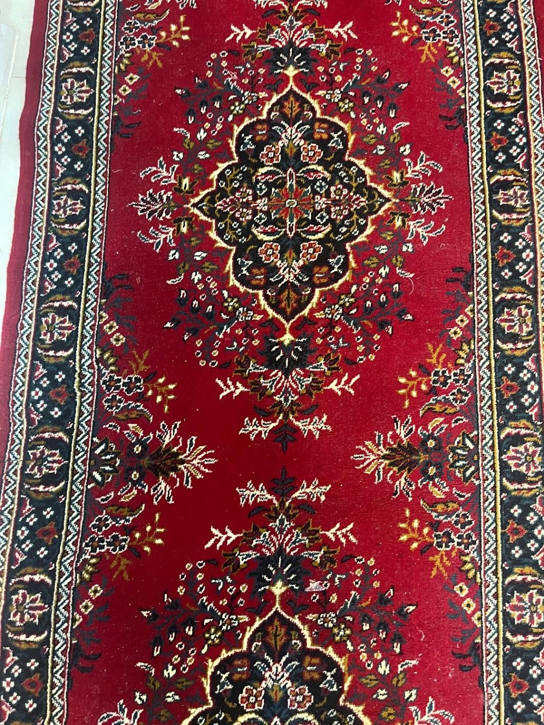 فروش فرش کناره قرمز خاص و تمیز|فرش|قم, آزادگان|دیوار