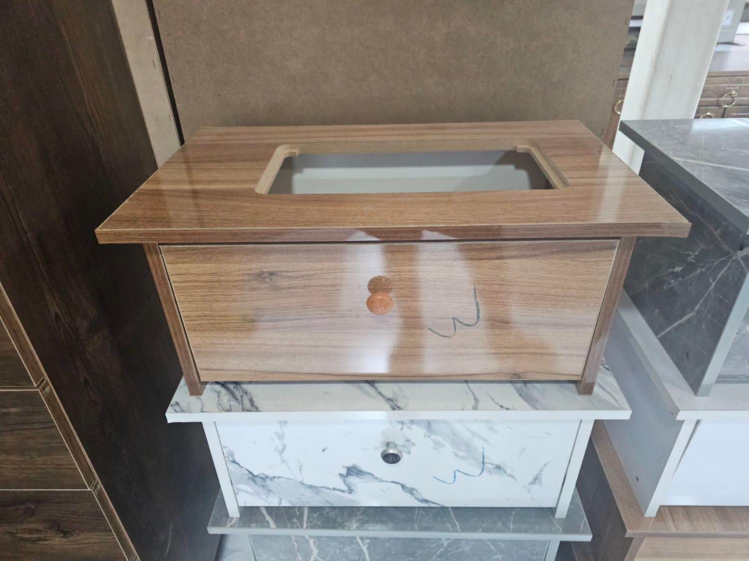 میز چرخ خیاطی نشسته|لوازم خیاطی و بافتنی|قشم, |دیوار