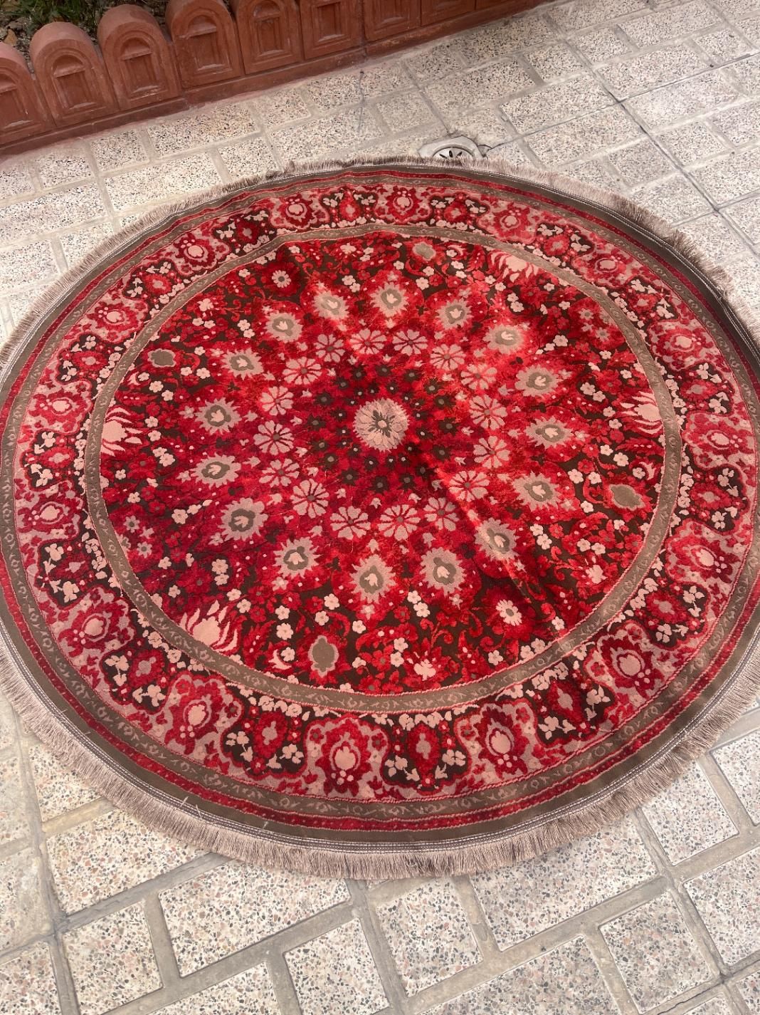 فرش های گرد یک نیم در یک نیم|فرش|ری, شهید غیوری (ابن باویه)|دیوار